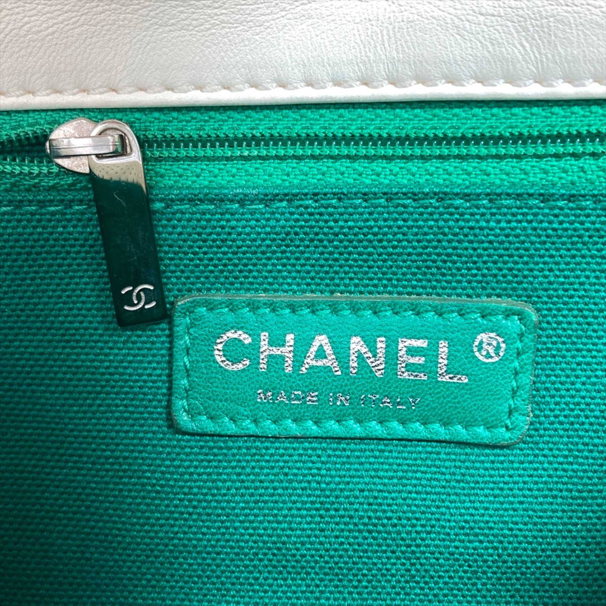 Chanel Green White Shoulder Bag (Pre-Owned)