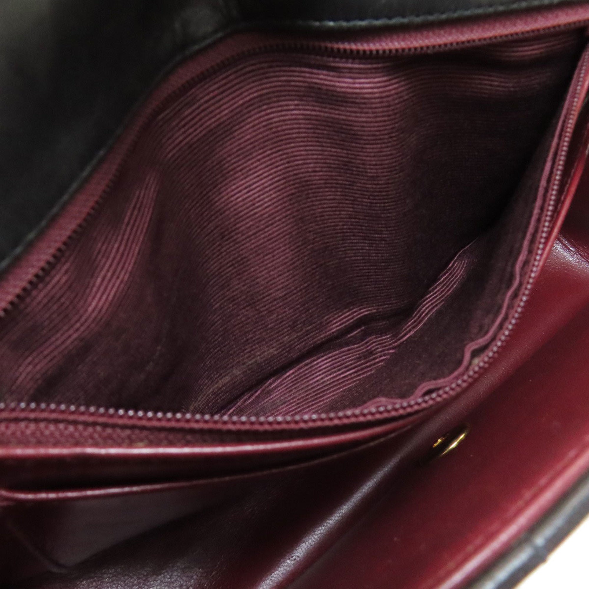 Chanel Black Leather Shoulder Bag (Pre-Owned)