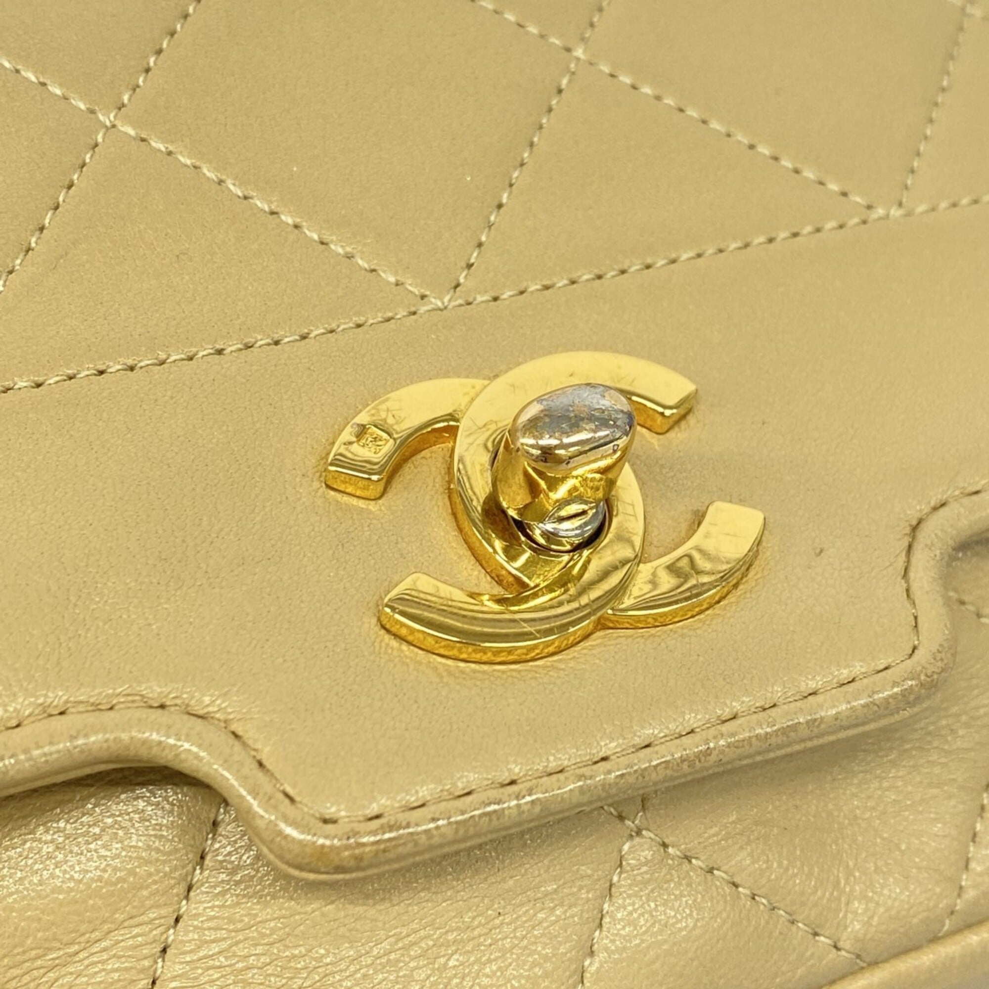 Chanel Beige Leather Shoulder Bag (Pre-Owned)