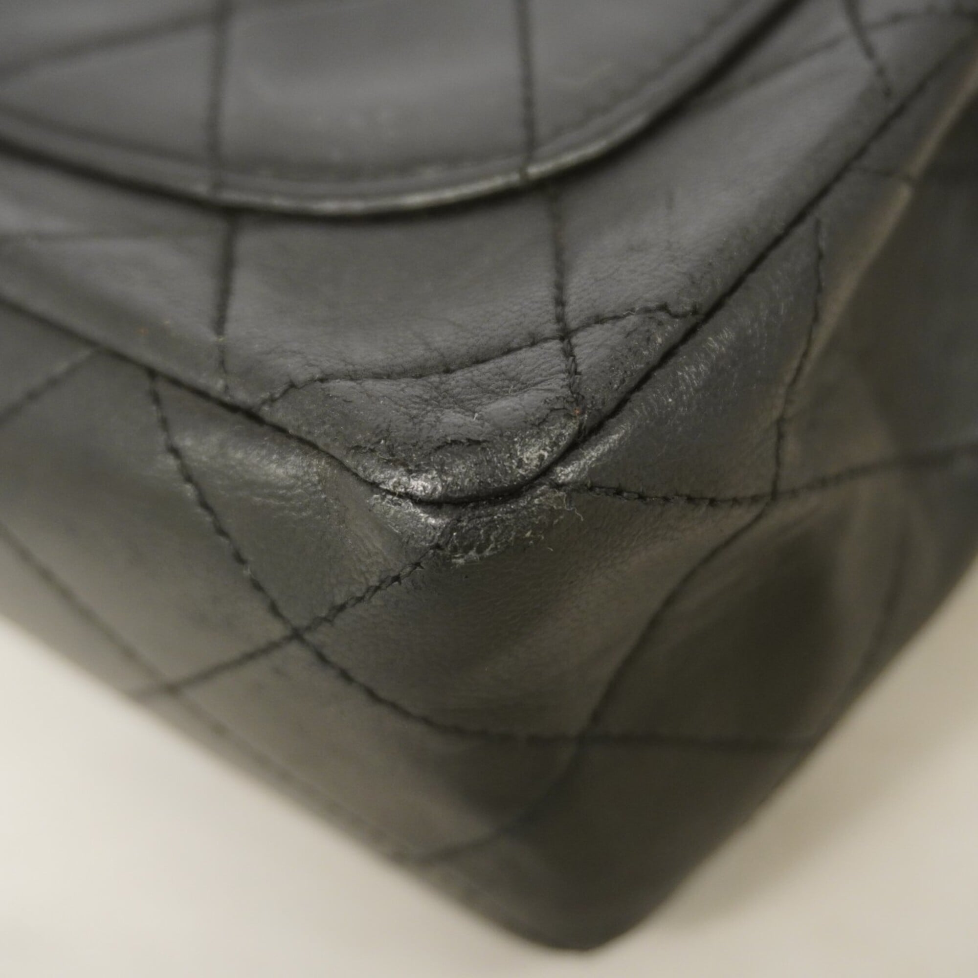Chanel Black Leather Shoulder Bag (Pre-Owned)