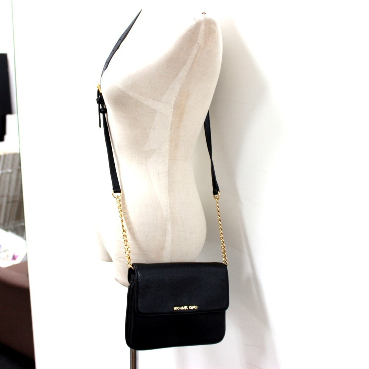 Michael Kors Black Leather Pochette Shoulder Bag (Pre-Owned)