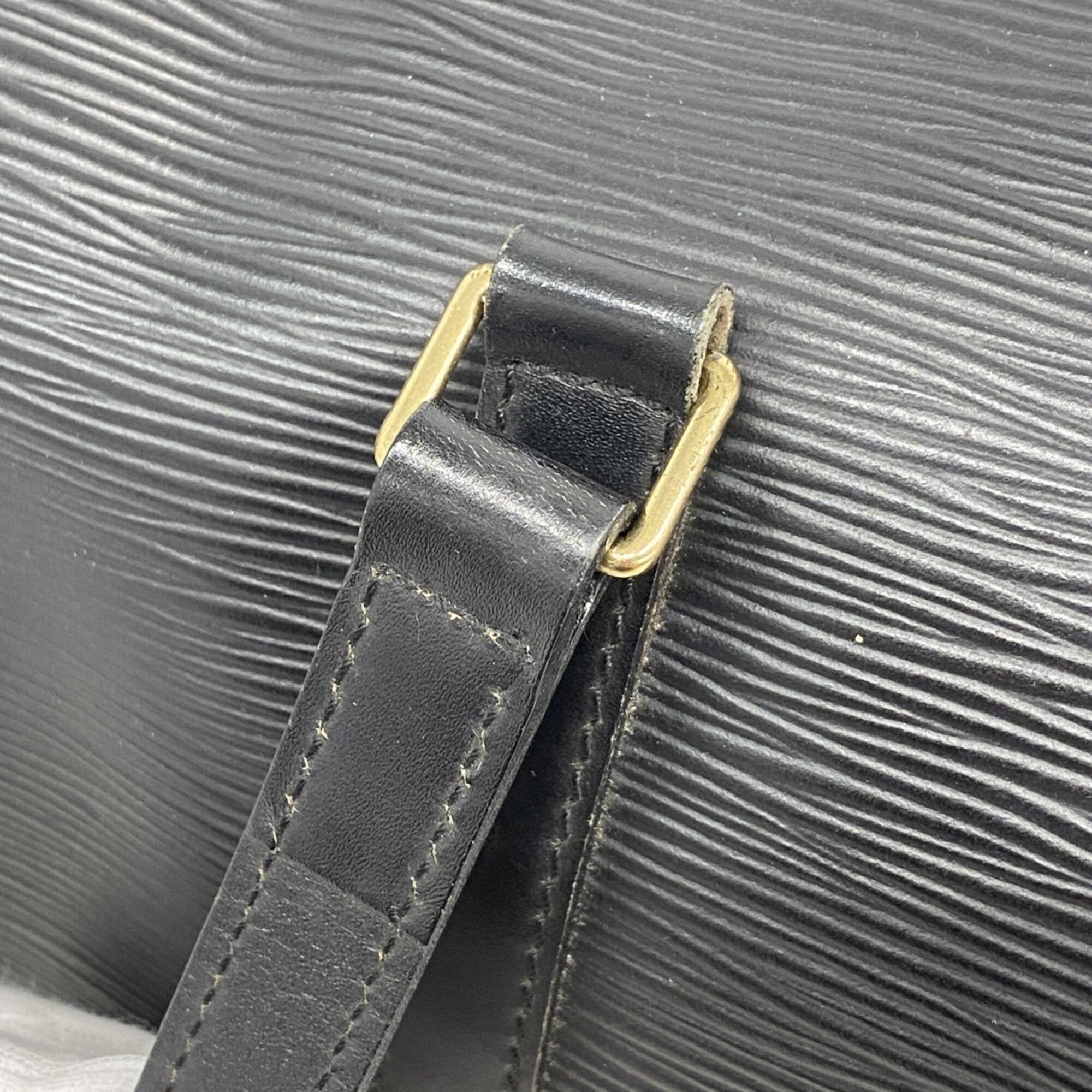 Louis Vuitton Noir Handbag (Pre-Owned)