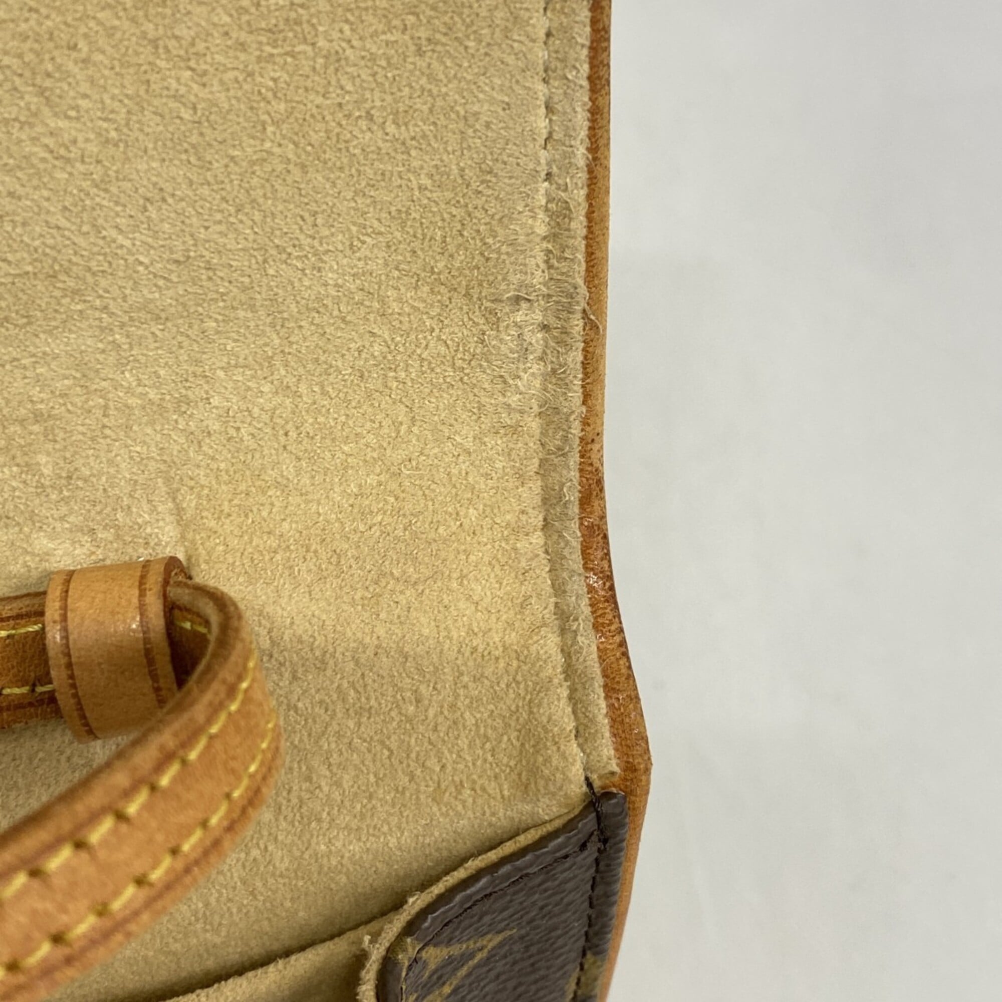 Louis Vuitton Brown Shoulder Bag (Pre-Owned)