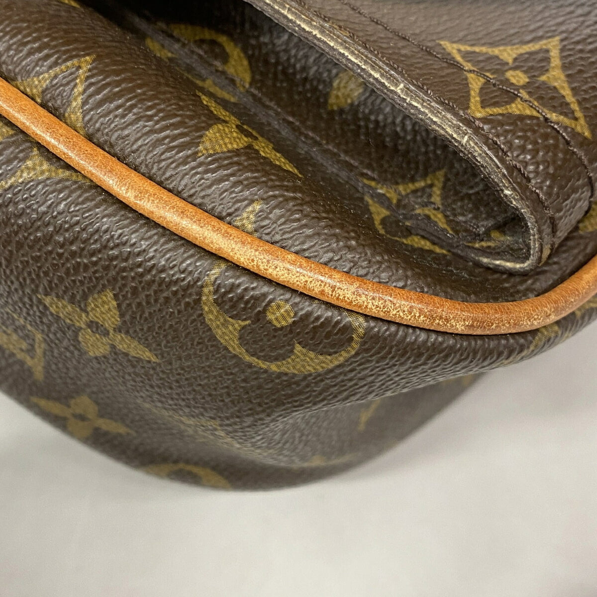 Louis Vuitton Brown Shoulder Bag (Pre-Owned)