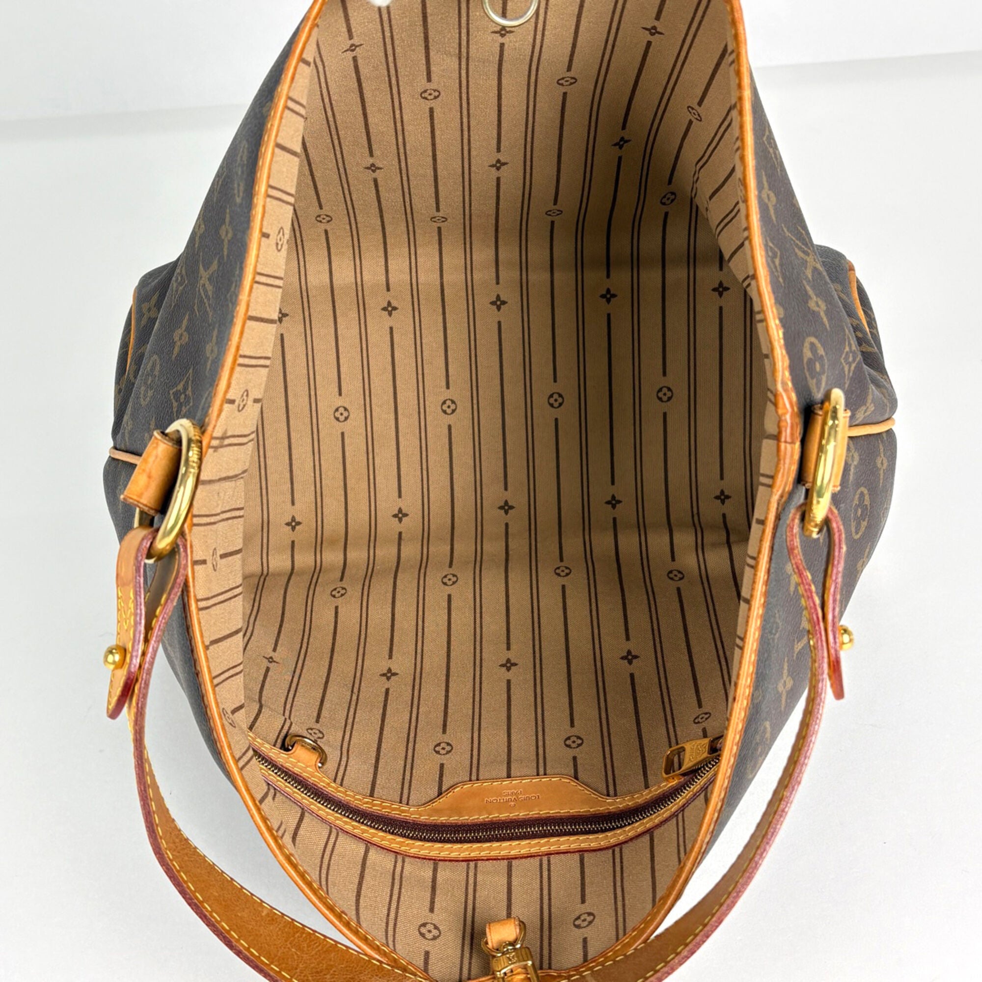Louis Vuitton Brown Monogram Monogram Shoulder Bag (Pre-Owned)