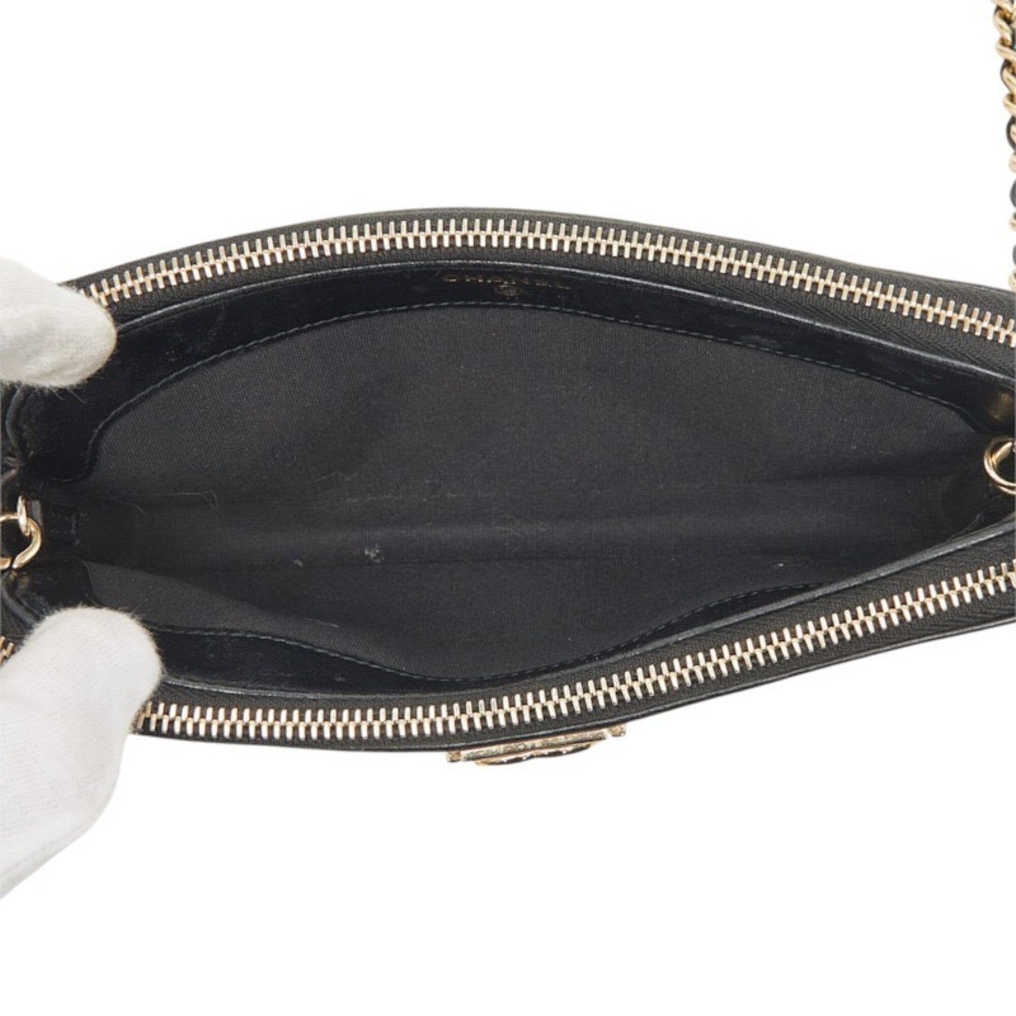 Chanel Black Leather Pochette Shoulder Bag (Pre-Owned)
