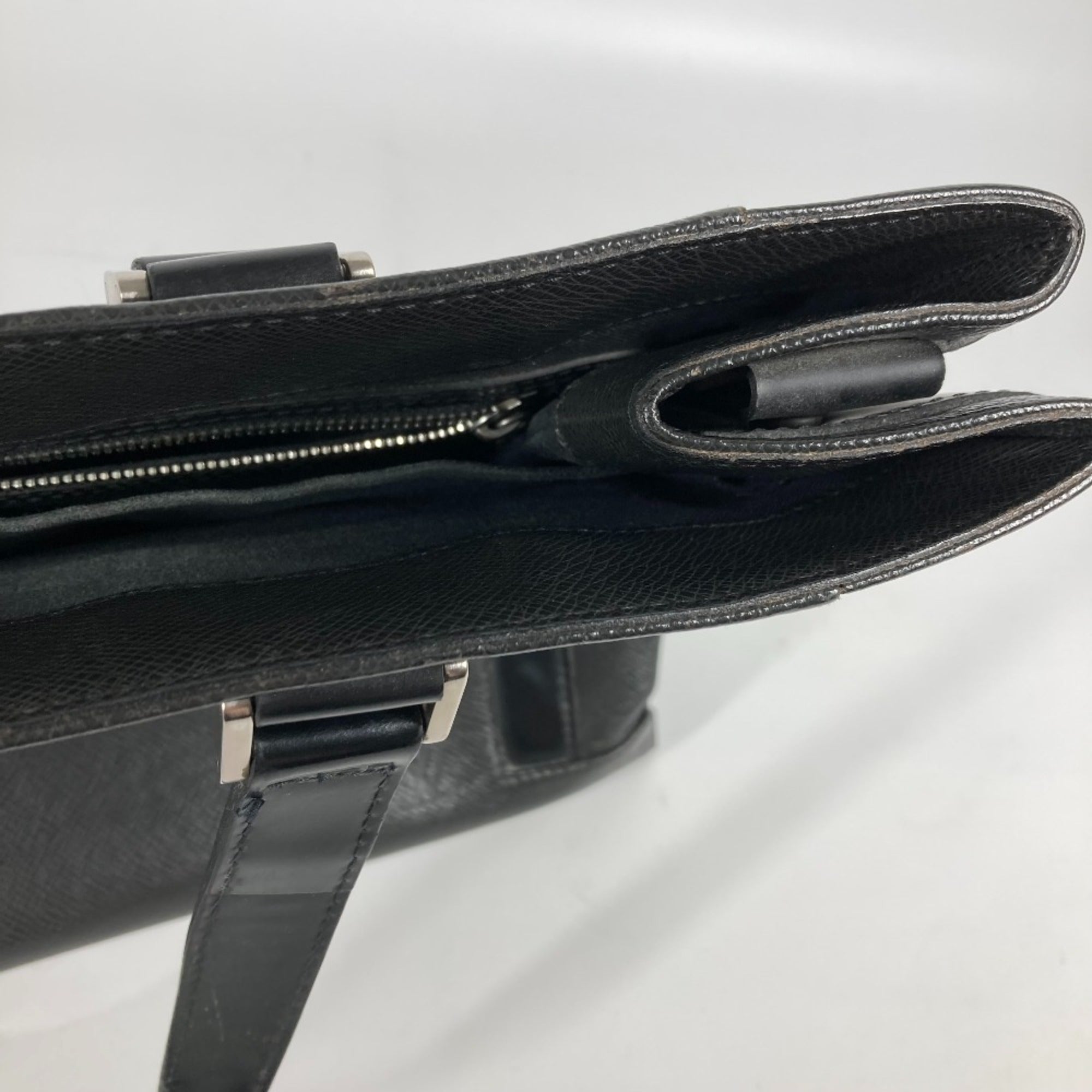 Louis Vuitton Ardoise Black Taiga Leather Handbag Tote Bag (Pre-Owned)