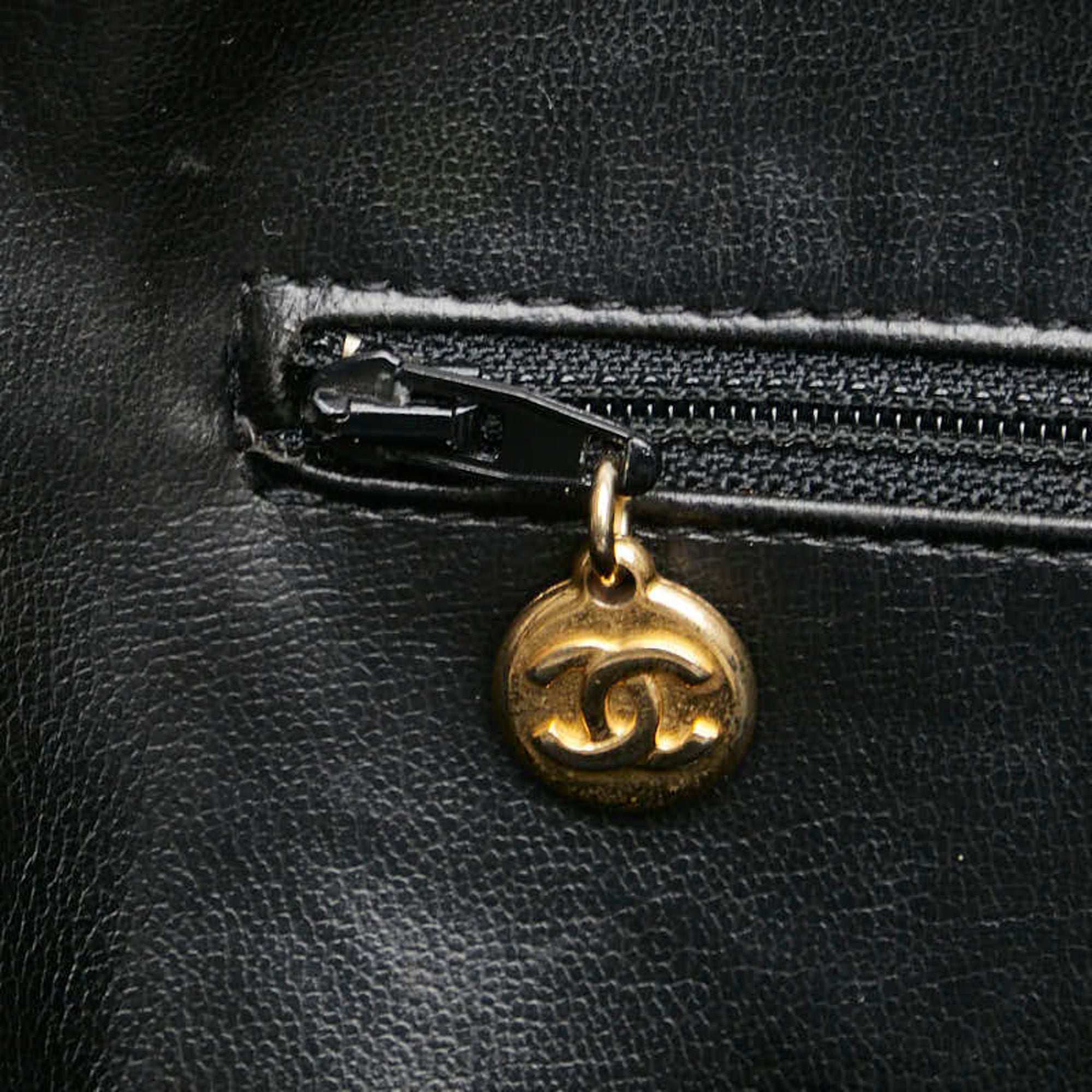 Chanel Black Grained Calfskin Handbag (Pre-Owned)
