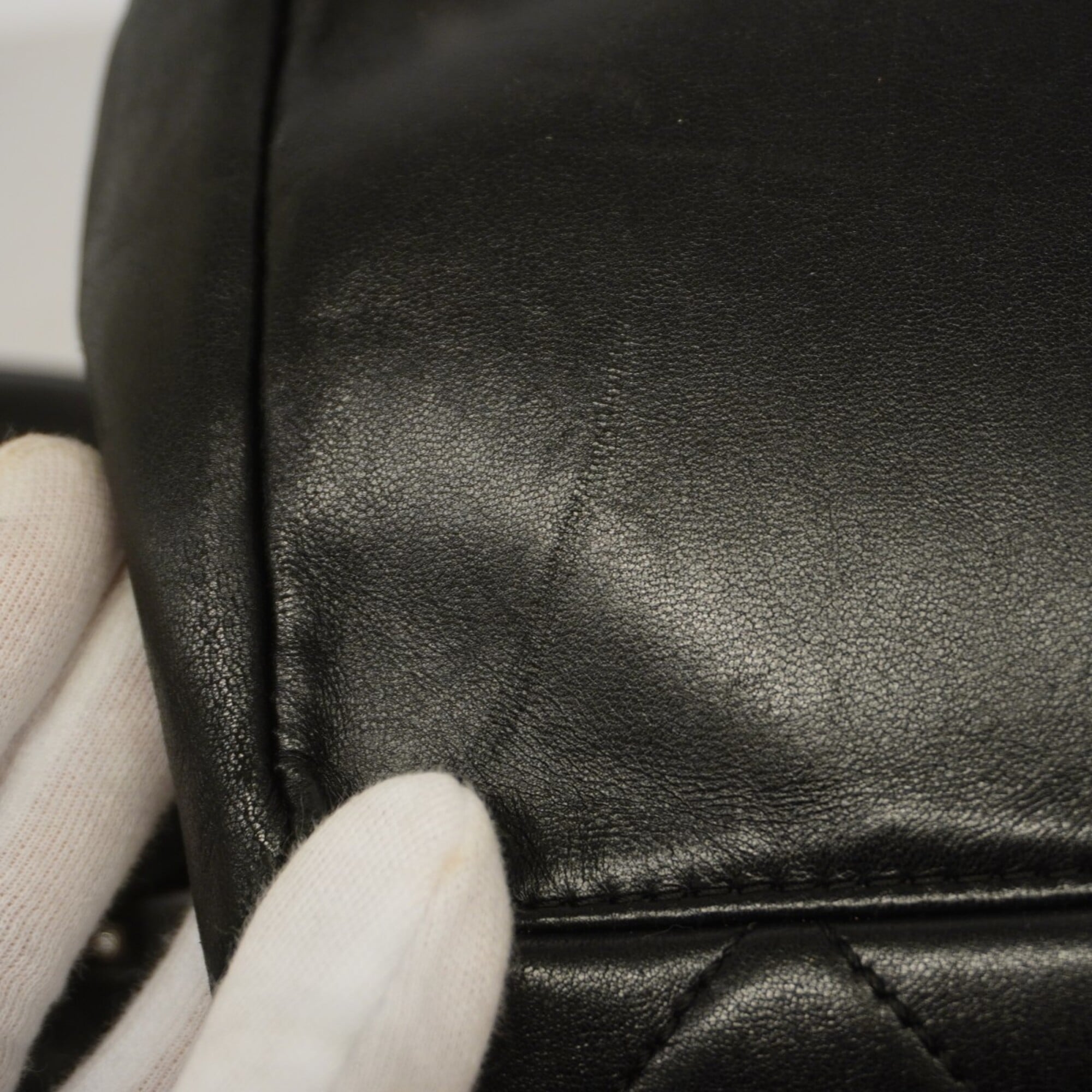 Chanel Black Leather Handbag (Pre-Owned)