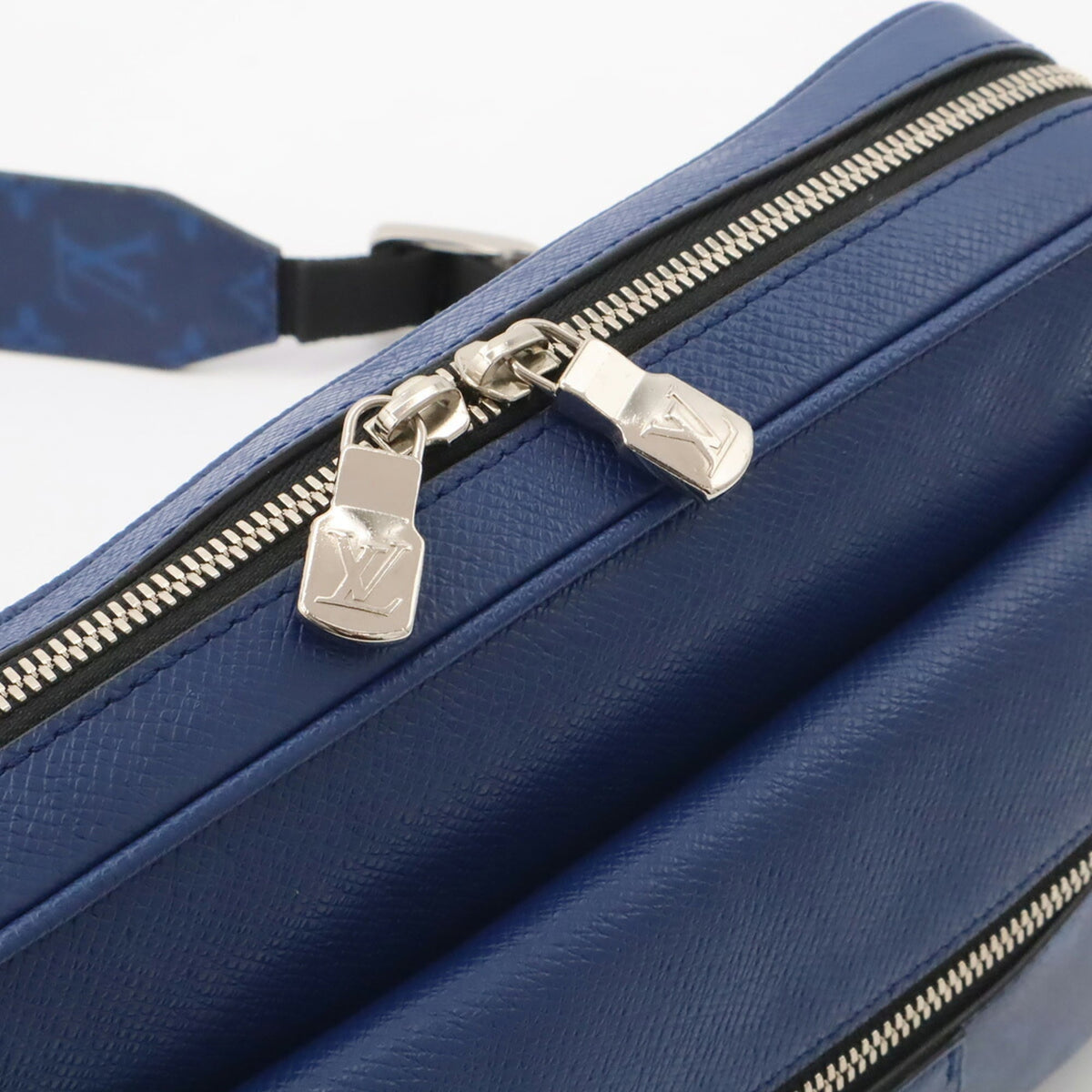 Louis Vuitton Taiga Cobalt Taiga Leather Shoulder Bag (Pre-Owned)