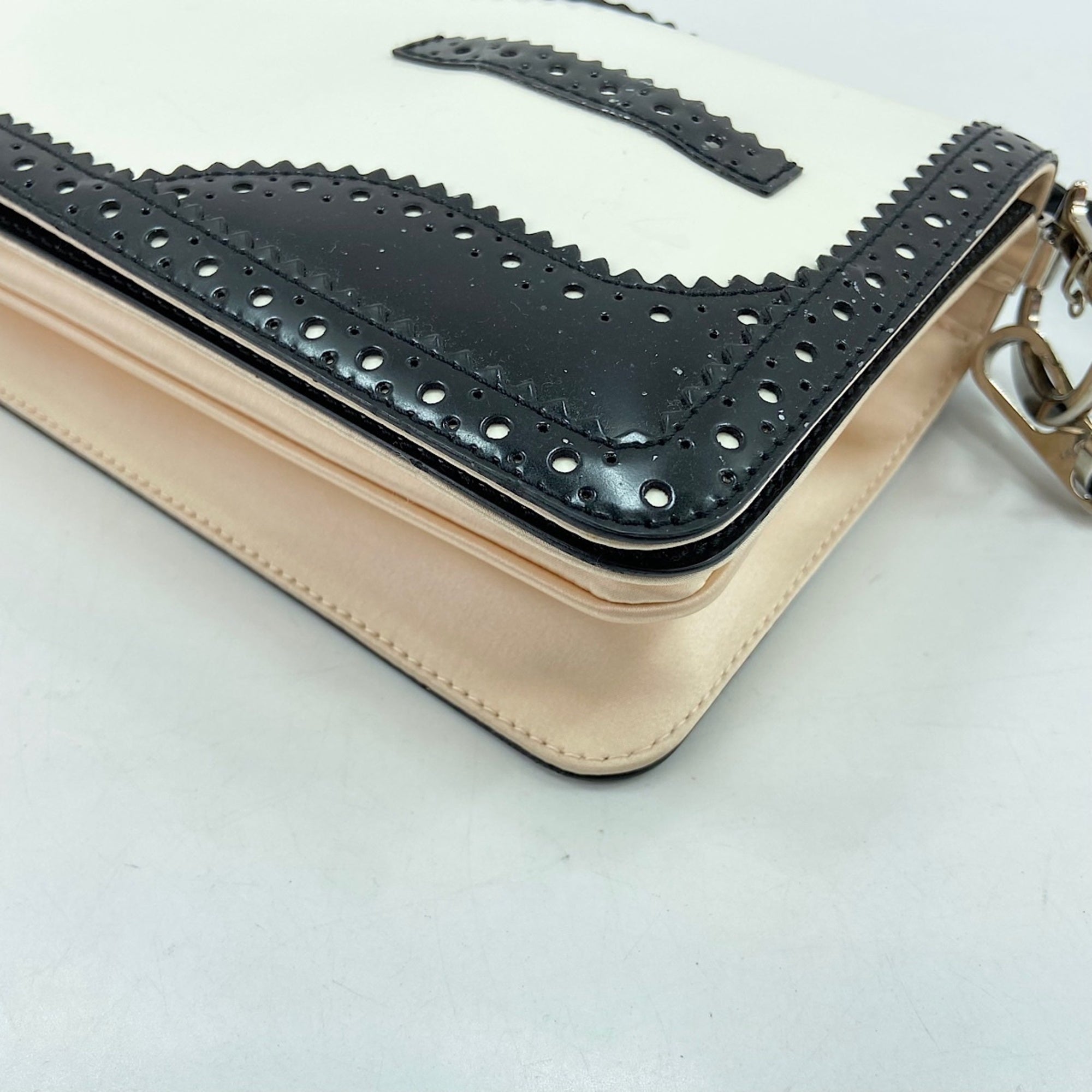 Christian Dior White Leather Shoulder Bag (Pre-Owned)