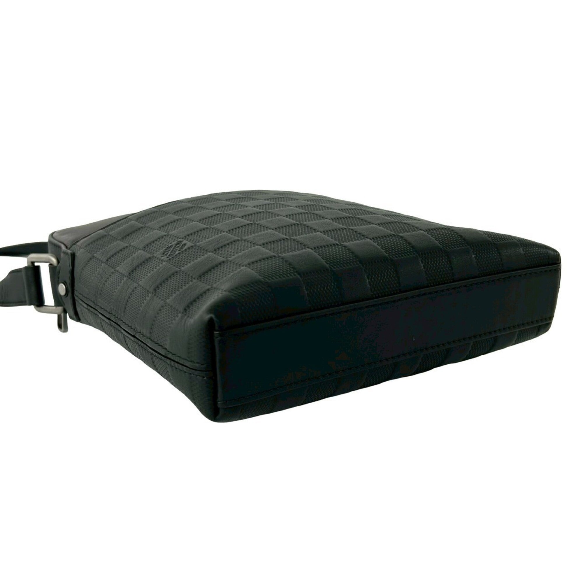 Louis Vuitton Black Leather Pochette Shoulder Bag (Pre-Owned)