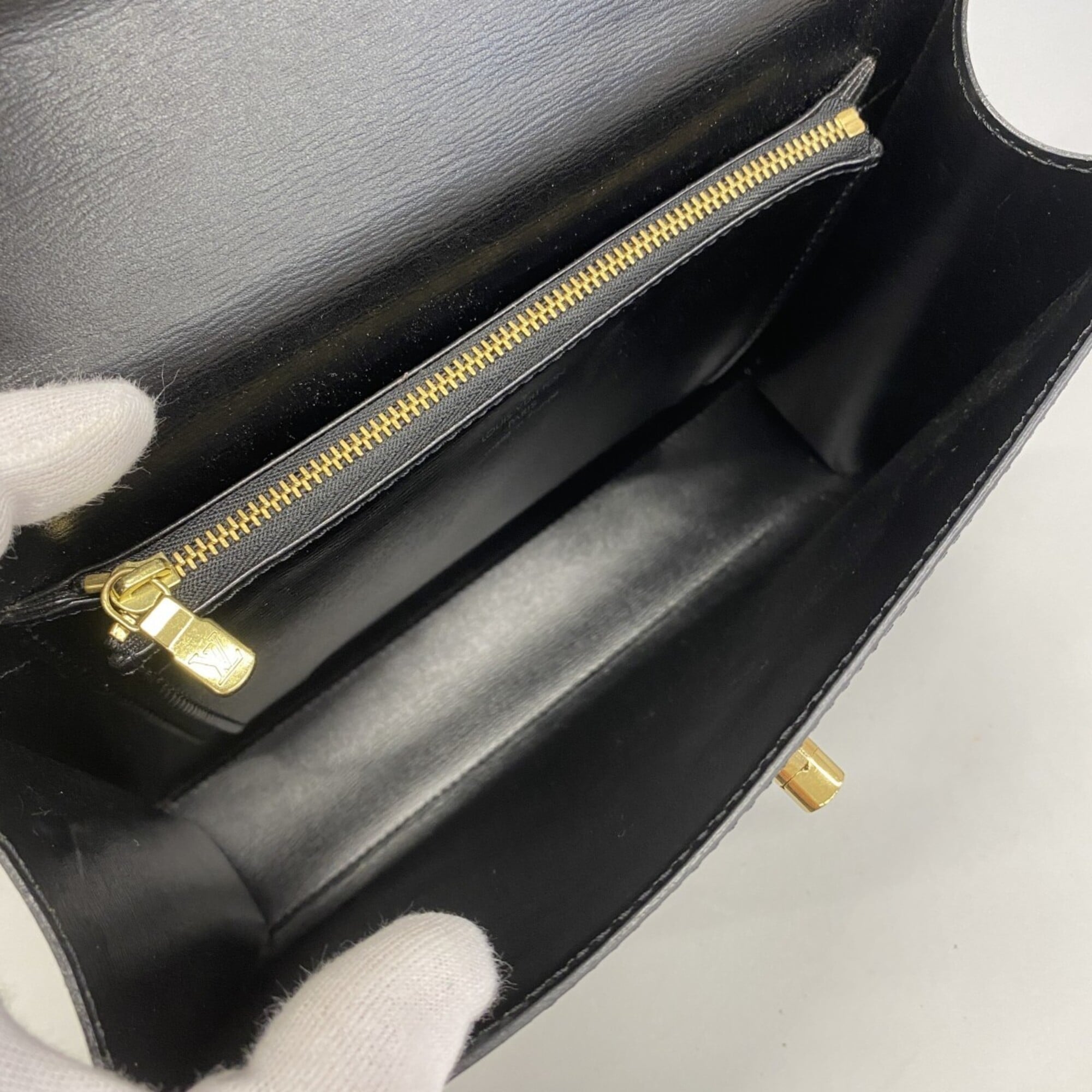 Louis Vuitton Noir Handbag (Pre-Owned)
