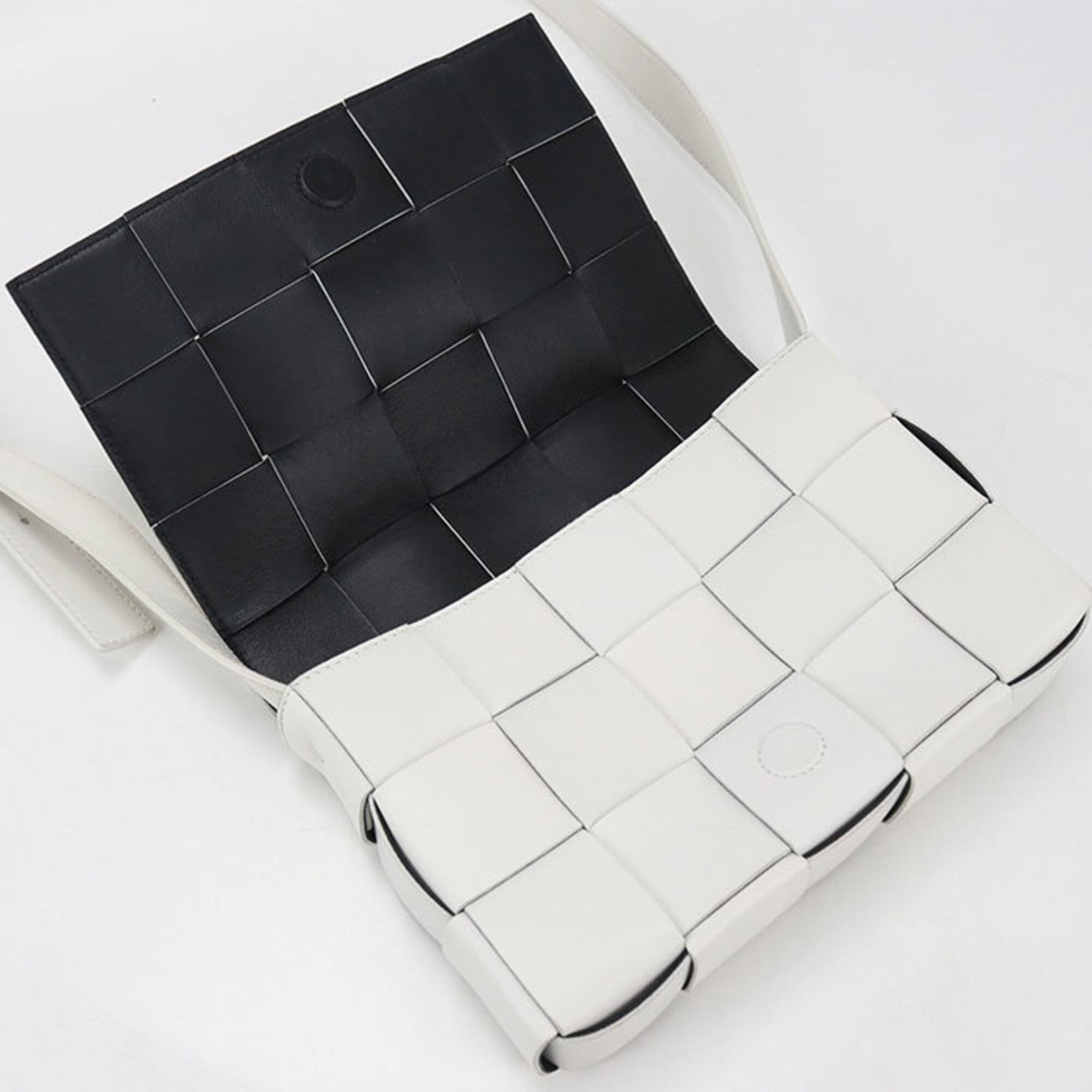 Bottega Veneta White Leather Shoulder Bag (Pre-Owned)