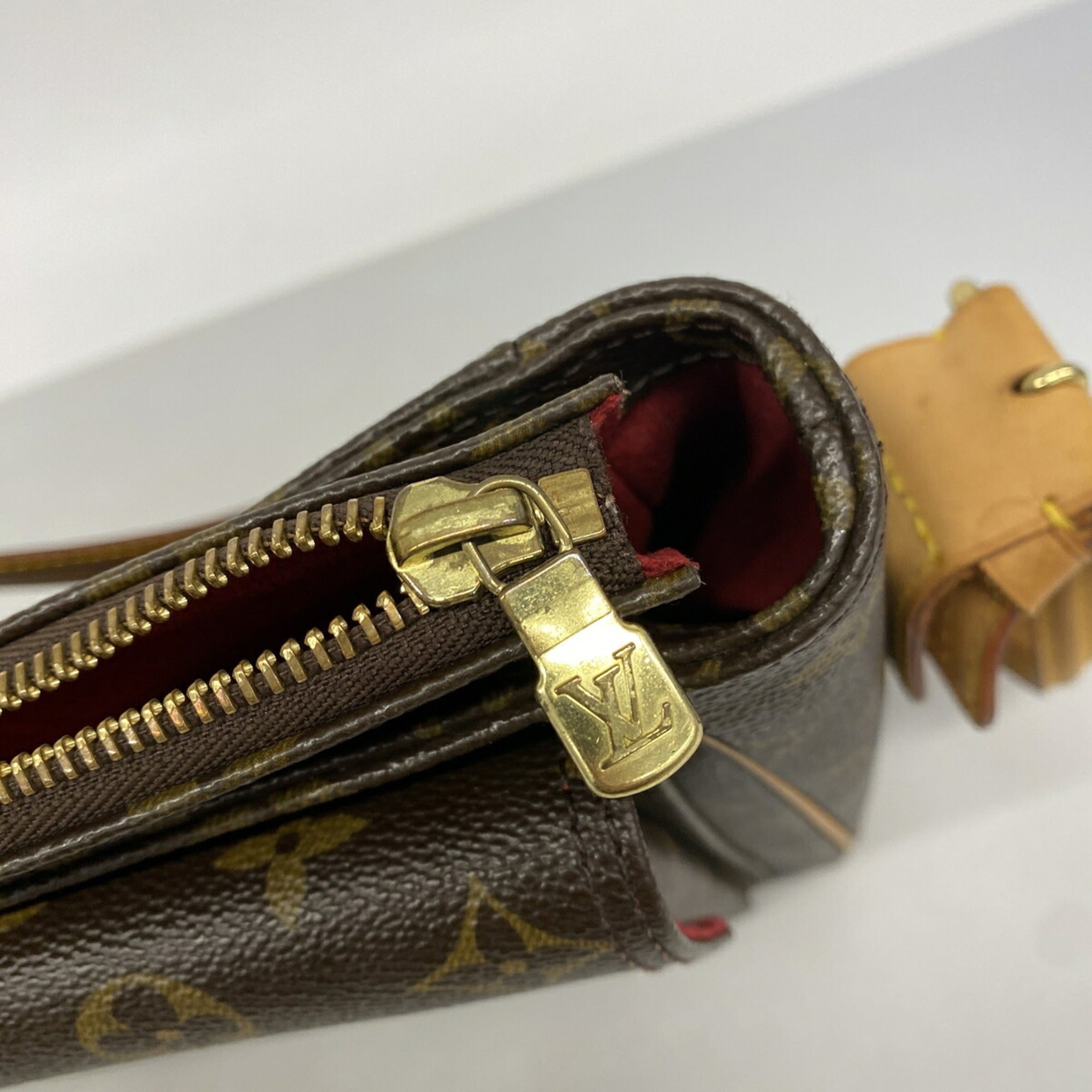 Louis Vuitton Brown Shoulder Bag (Pre-Owned)