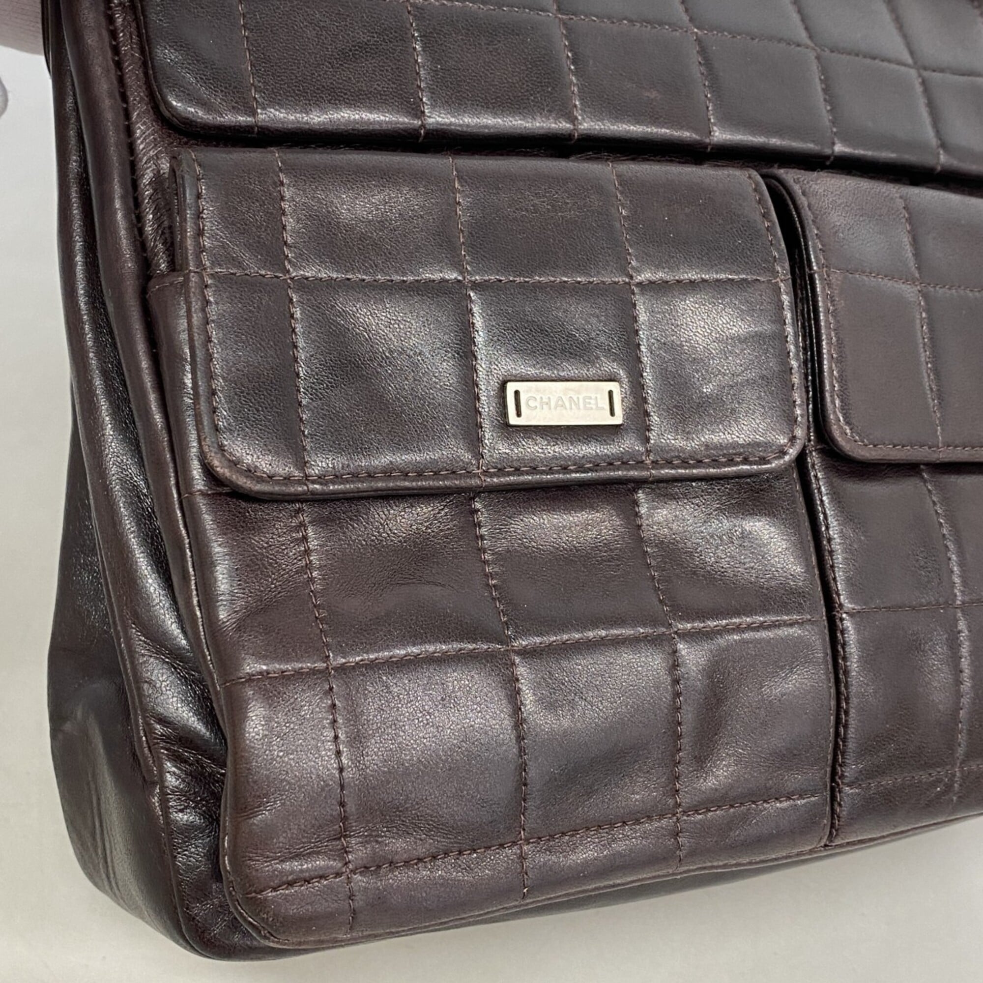 Chanel Brown Leather Shoulder Bag (Pre-Owned)