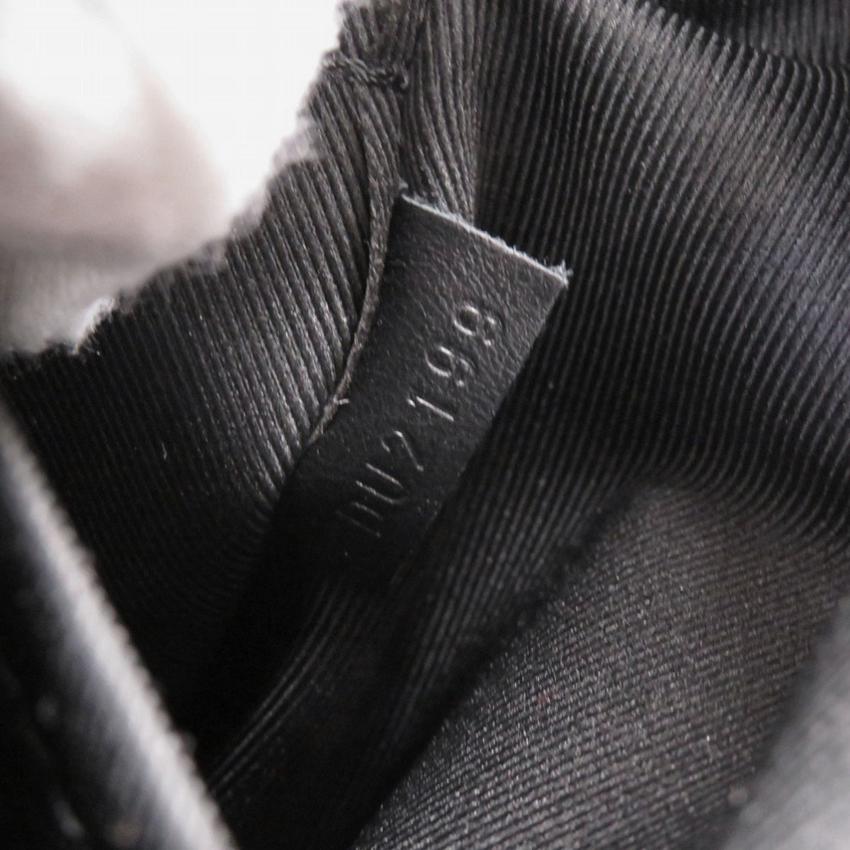 Louis Vuitton Black Leather Shoulder Bag (Pre-Owned)