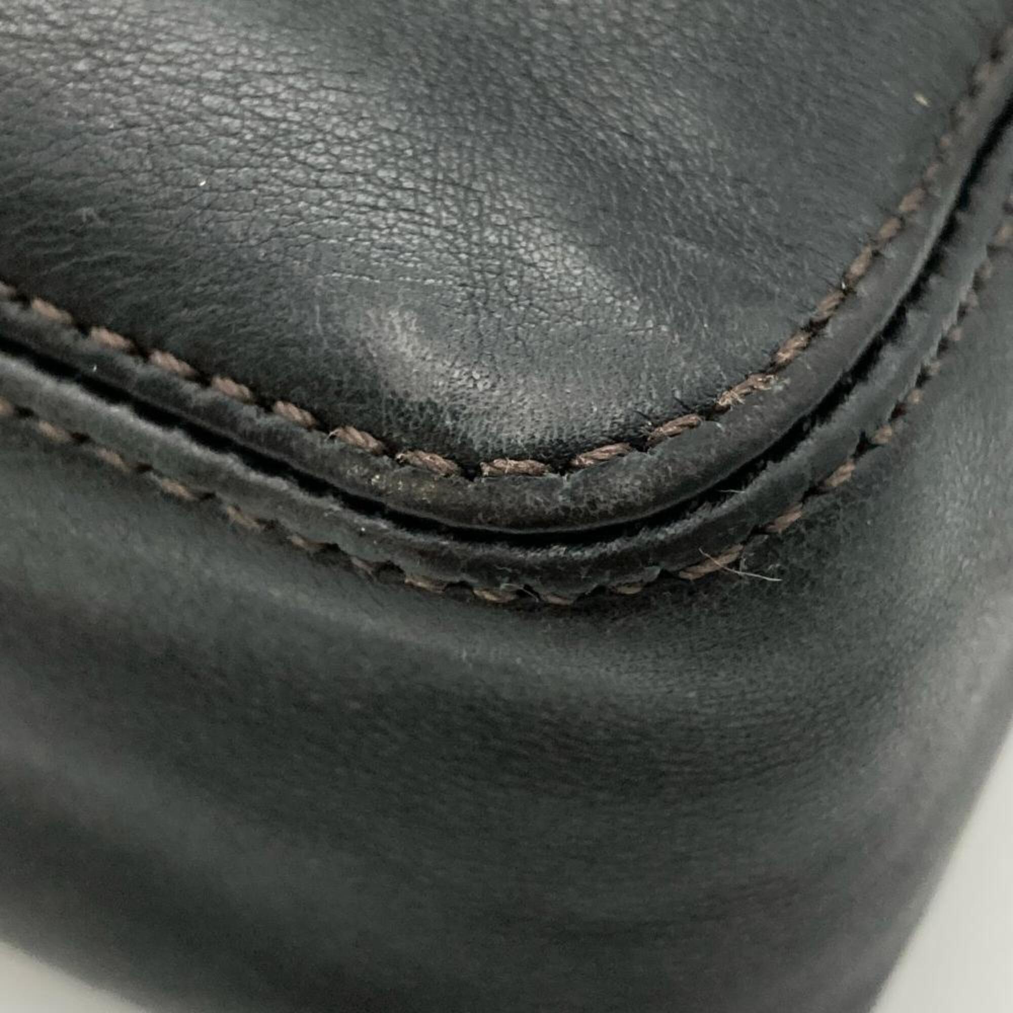 Chanel Black Leather Shoulder Bag (Pre-Owned)