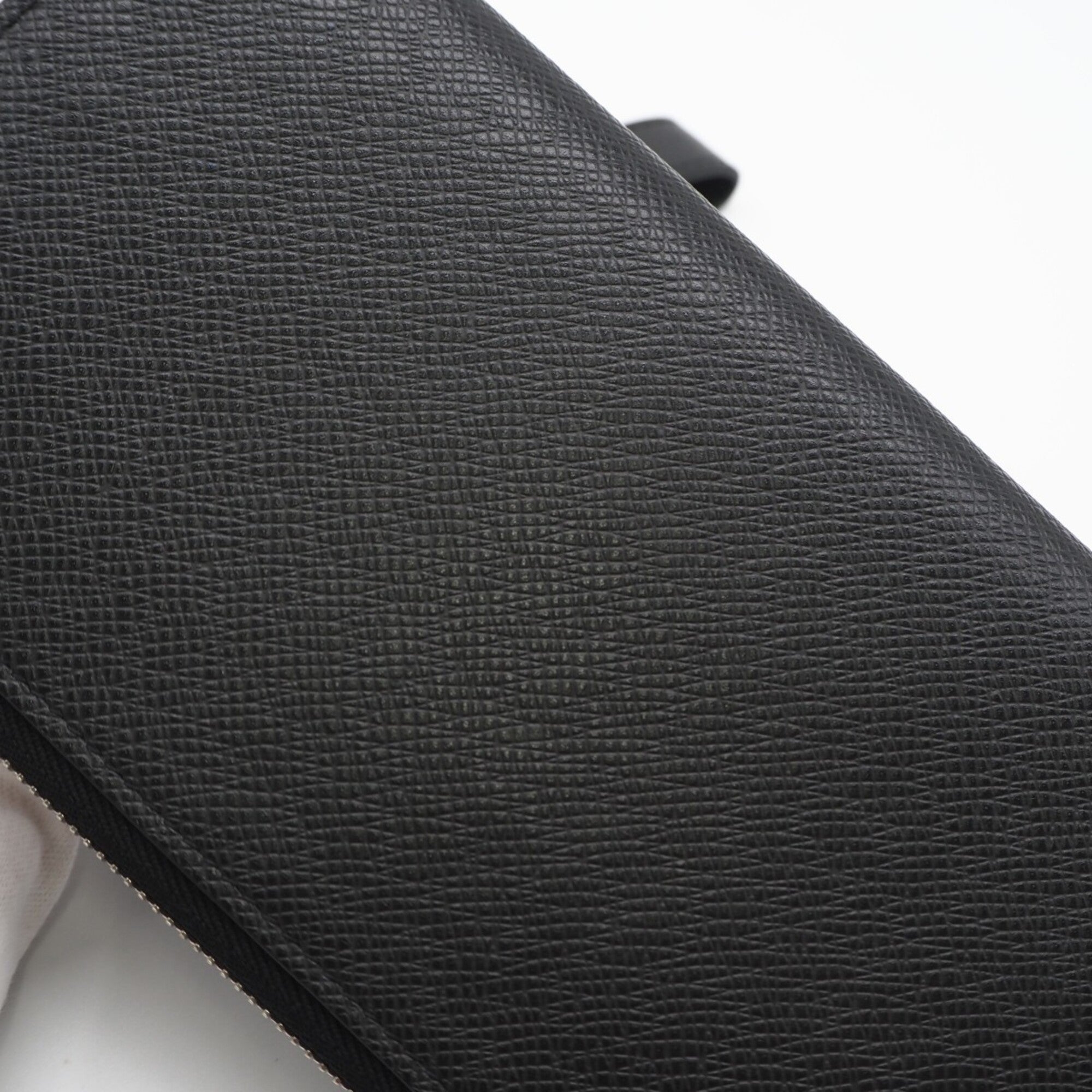 Louis Vuitton Taiga Black Noir Leather Long Wallet (Bi-Fold) (Pre-Owned)