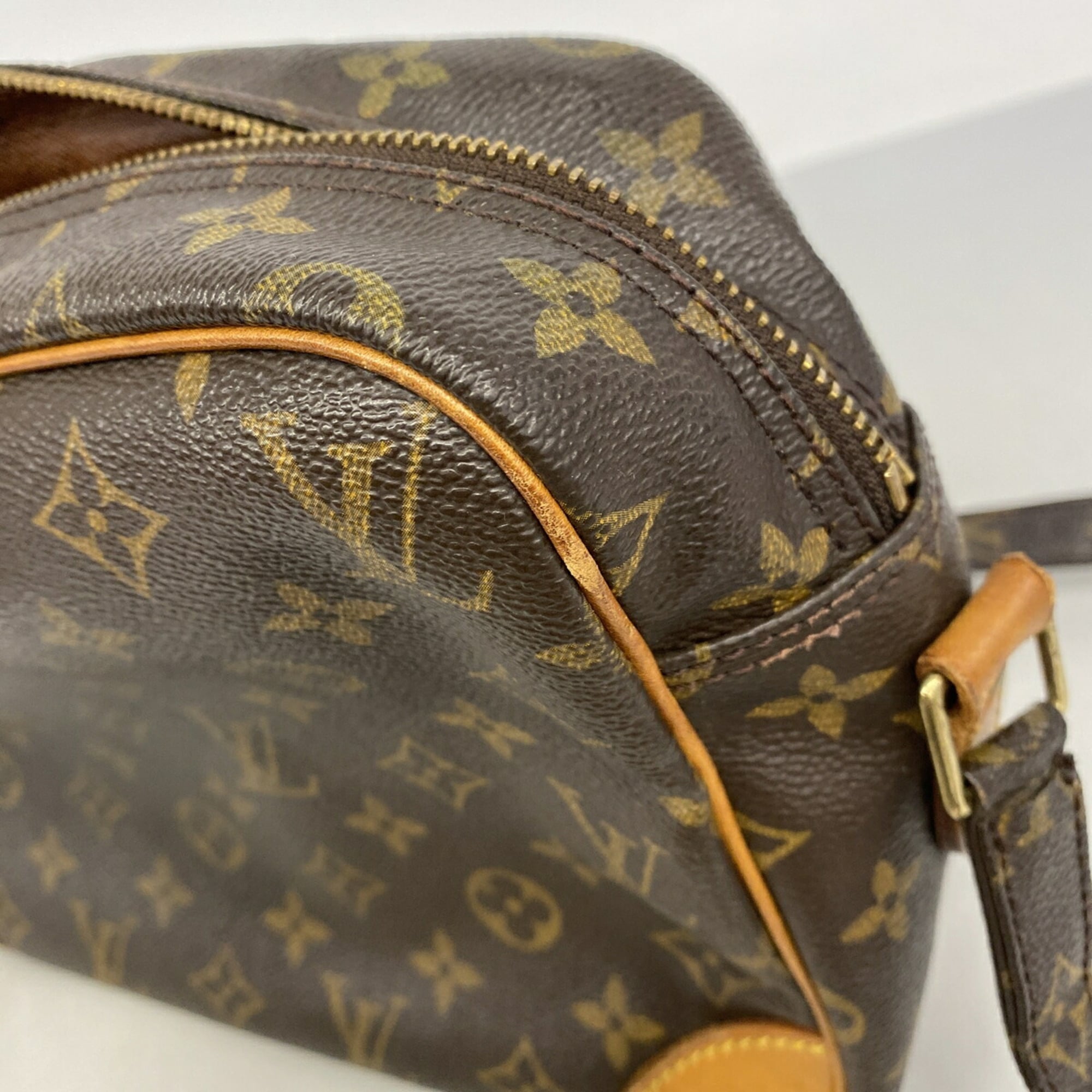 Louis Vuitton Brown Shoulder Bag (Pre-Owned)
