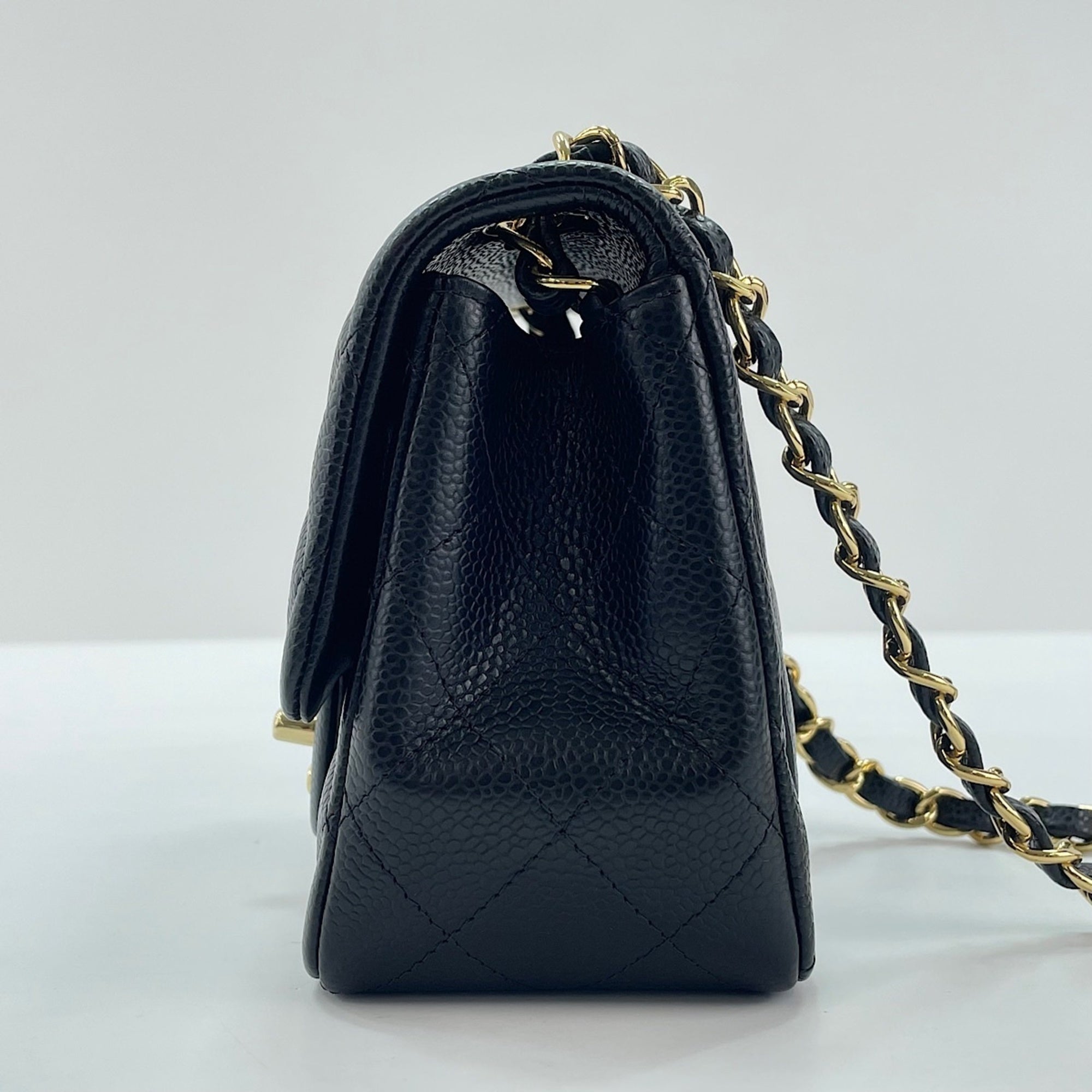 Chanel Black Shoulder Bag (Pre-Owned)