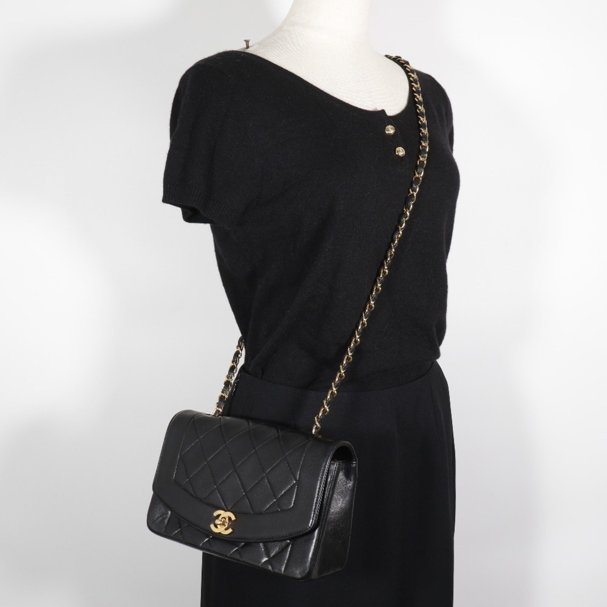Chanel Matelasse Black Leather Shoulder Bag (Pre-Owned)
