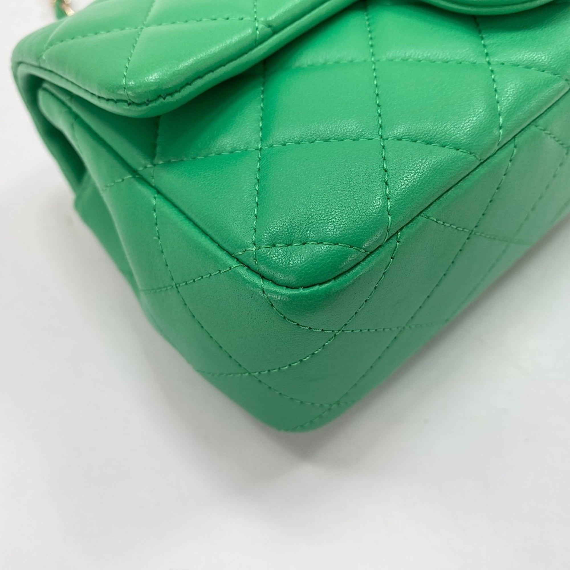Chanel Green Shoulder Bag (Pre-Owned)