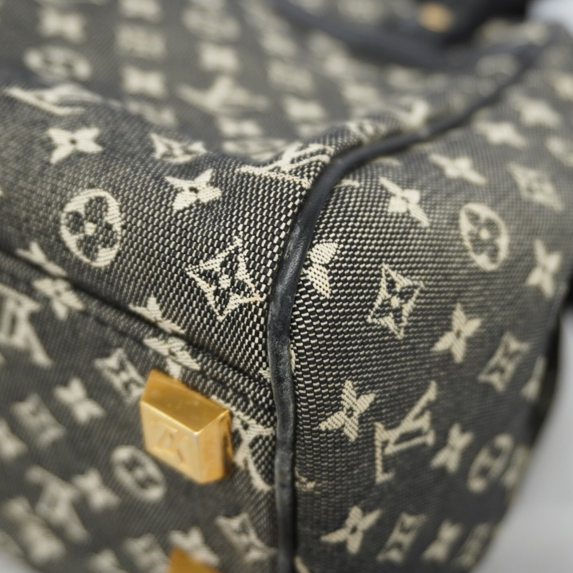 Louis Vuitton Noir Handbag (Pre-Owned)