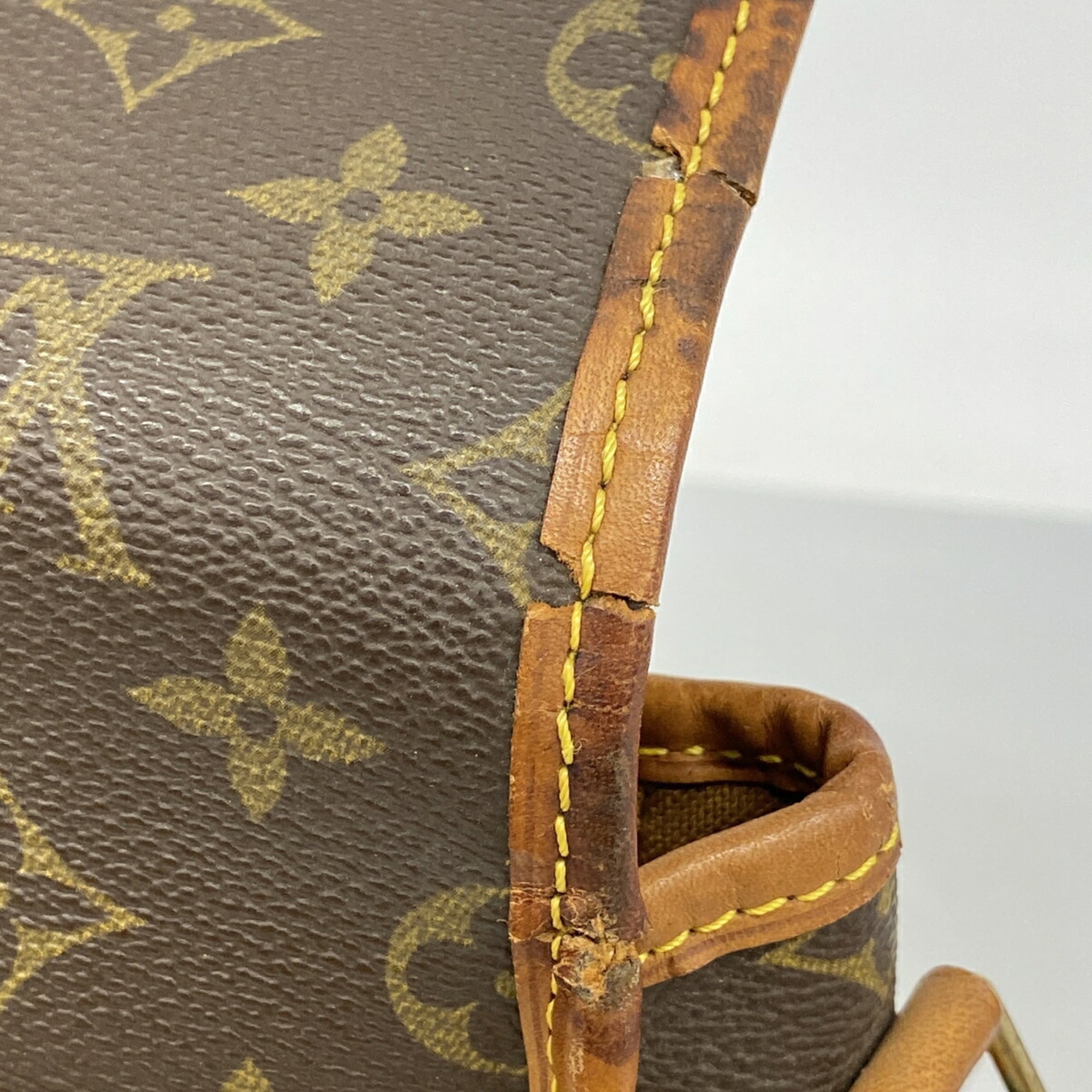 Louis Vuitton Brown Shoulder Bag (Pre-Owned)