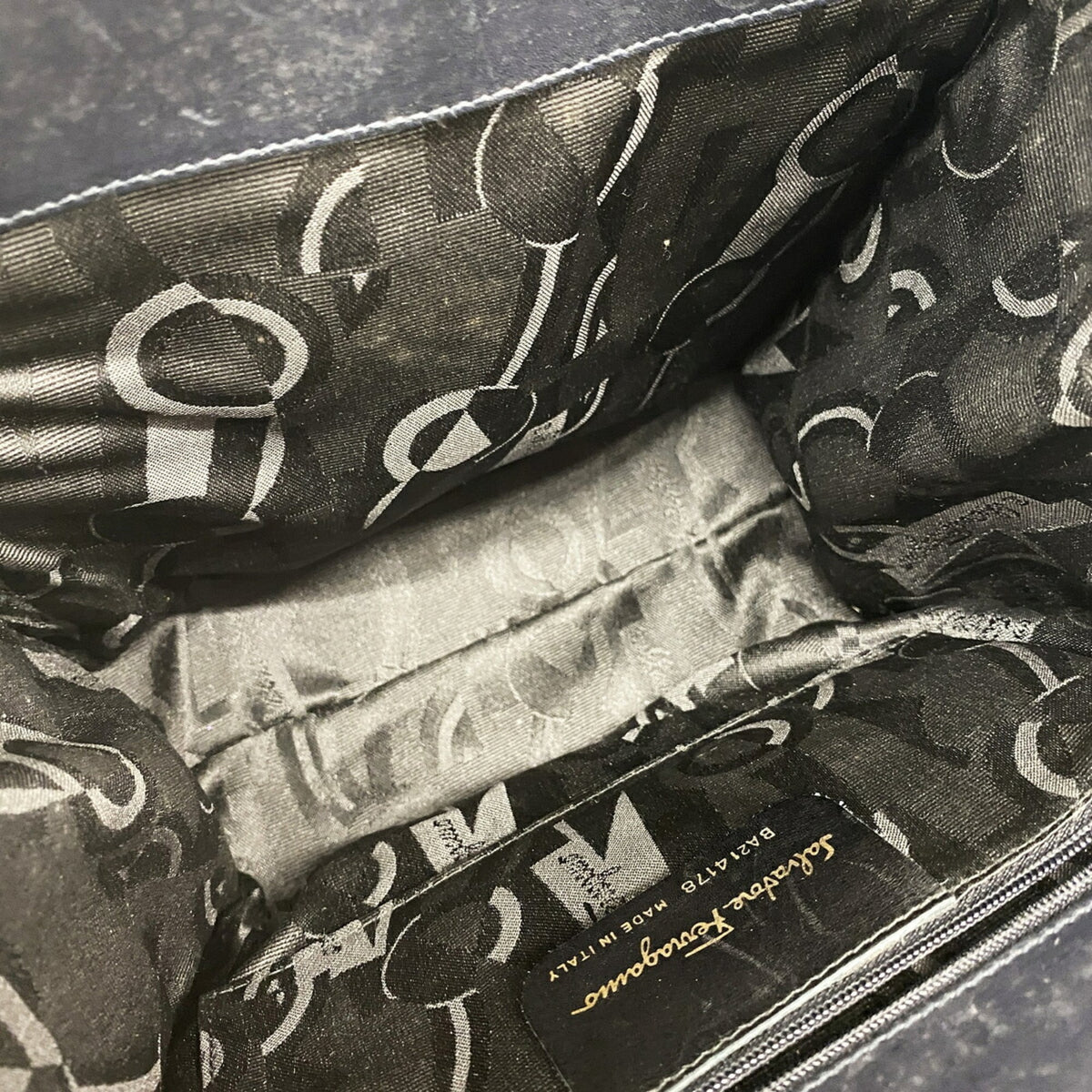 Salvatore Ferragamo Navy Leather Handbag (Pre-Owned)