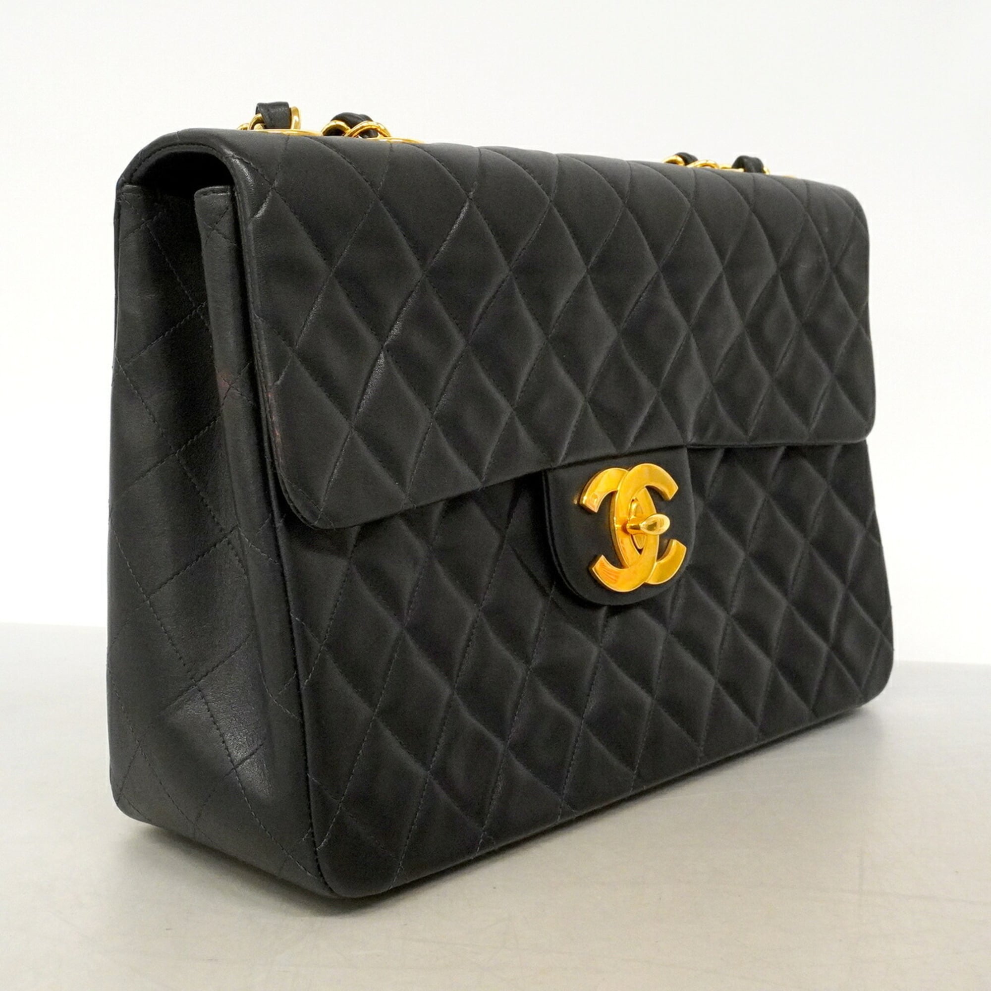 Chanel Black Leather Shoulder Bag (Pre-Owned)