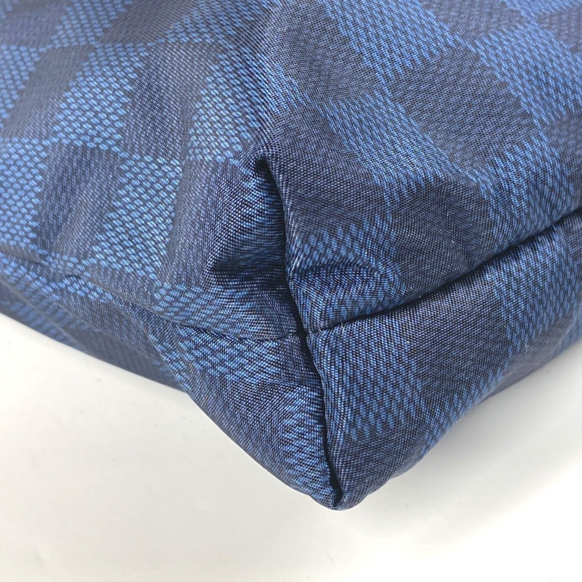 Louis Vuitton Blue Nylon Shoulder Bag (Pre-Owned)