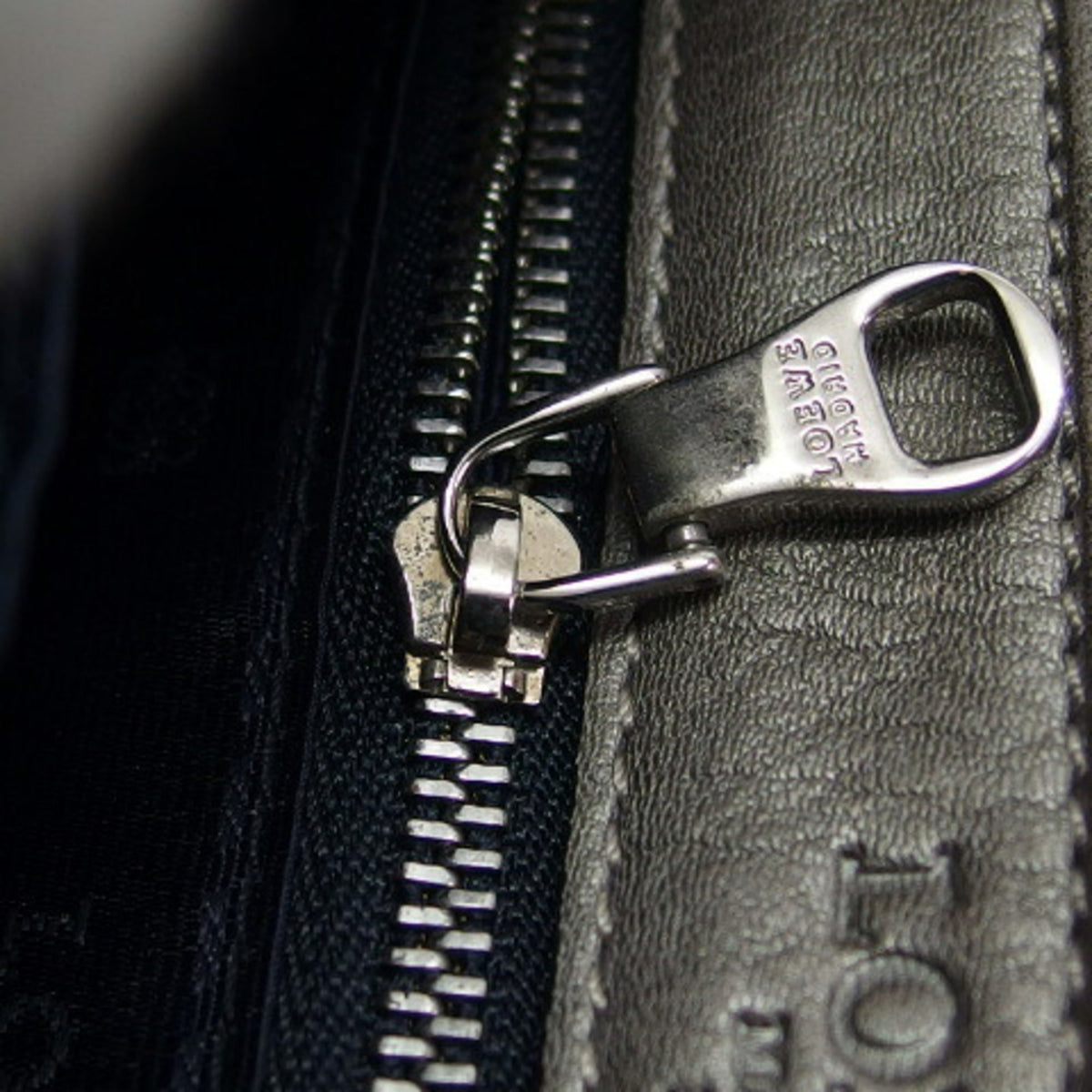 Loewe Silver Gray Leather Pochette Shoulder Bag (Pre-Owned)