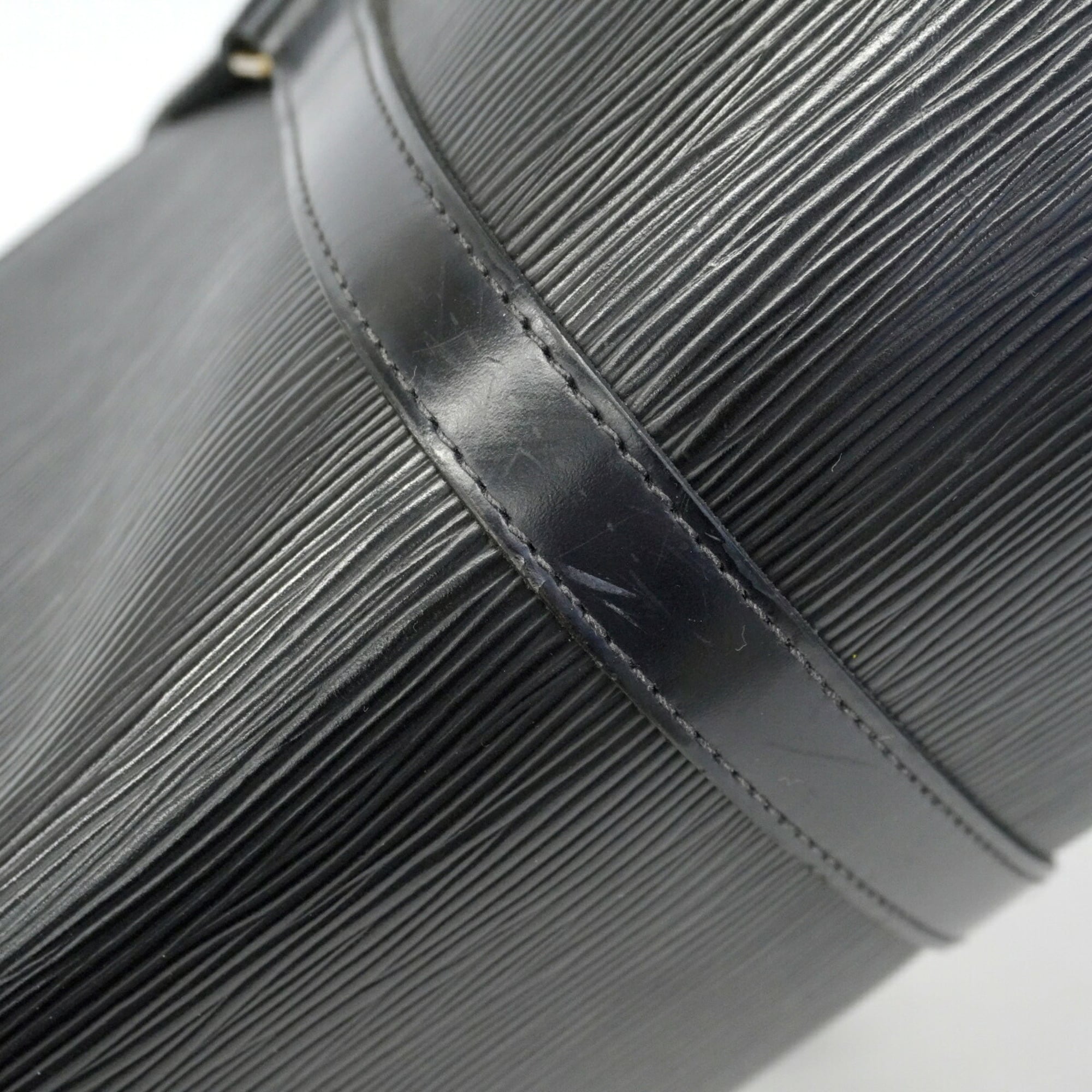 Louis Vuitton Noir Handbag (Pre-Owned)