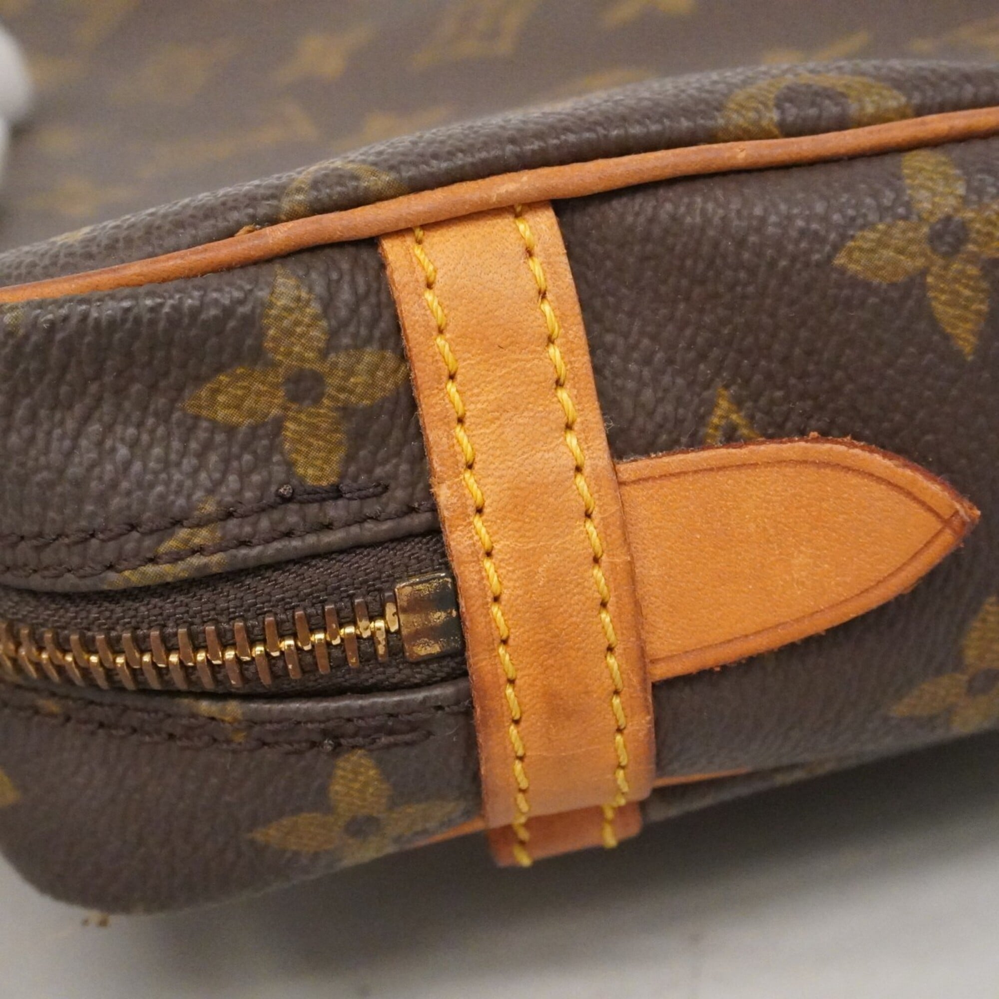 Louis Vuitton Brown Clutch Bag (Pre-Owned)
