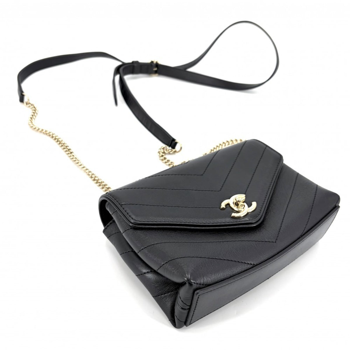 Chanel Black Leather Shoulder Bag (Pre-Owned)