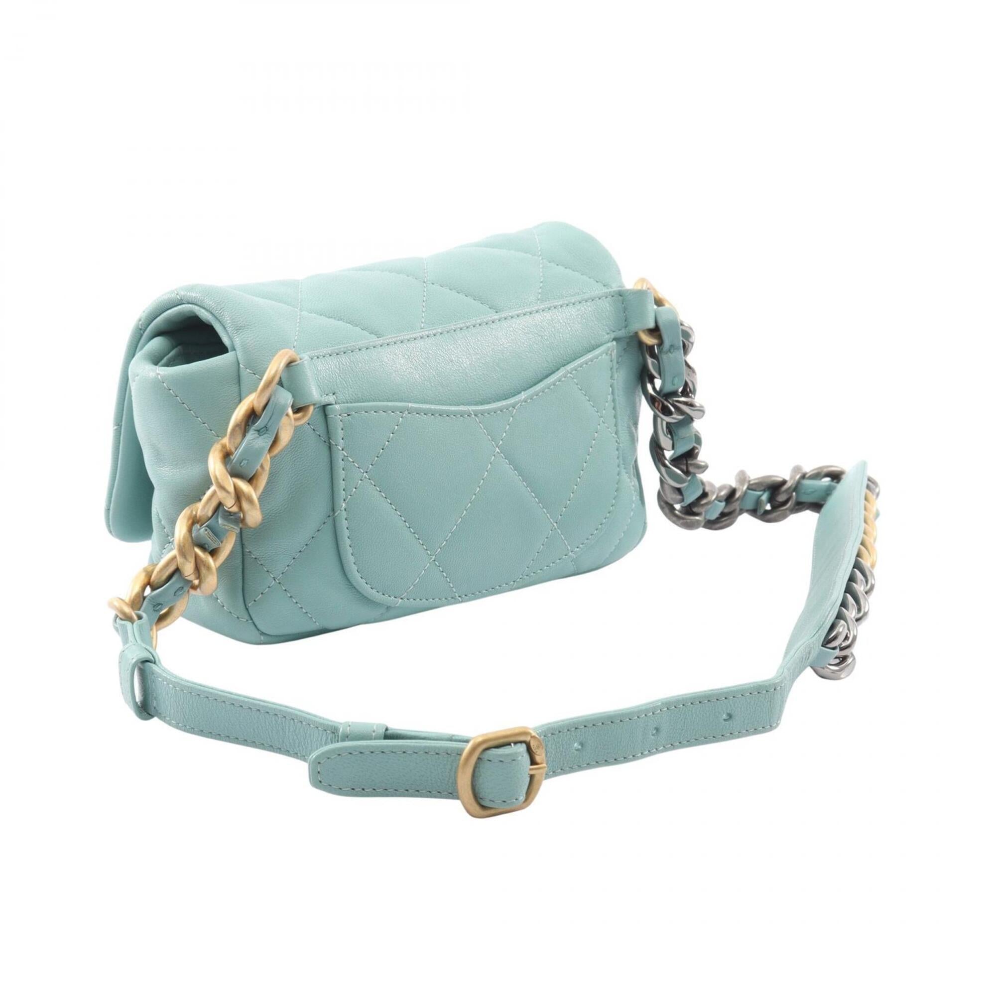 Chanel Green Leather Fanny Pack Handbag (Pre-Owned)