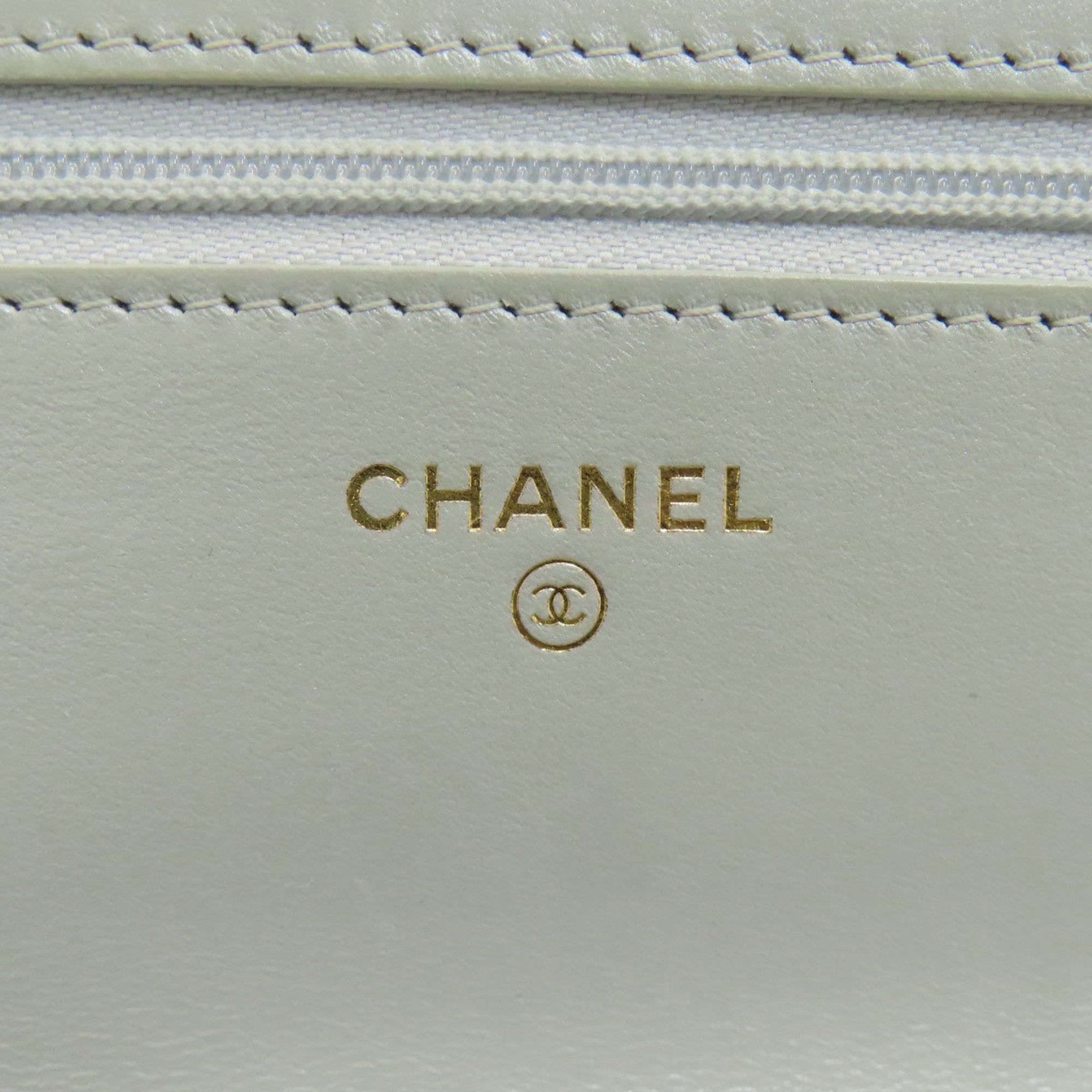 Chanel Light Gray Leather Shoulder Bag (Pre-Owned)