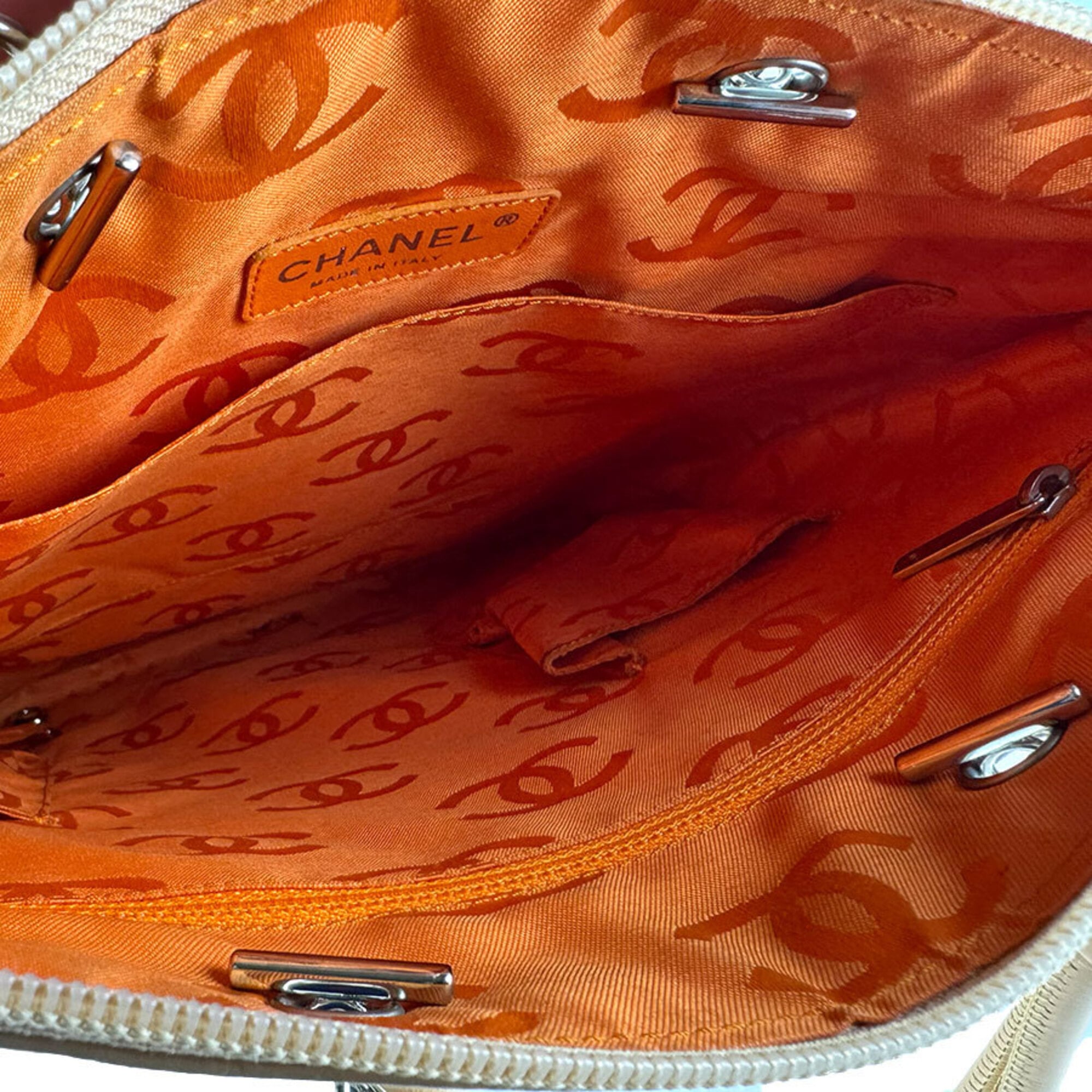 Chanel Beige Leather Handbag (Pre-Owned)