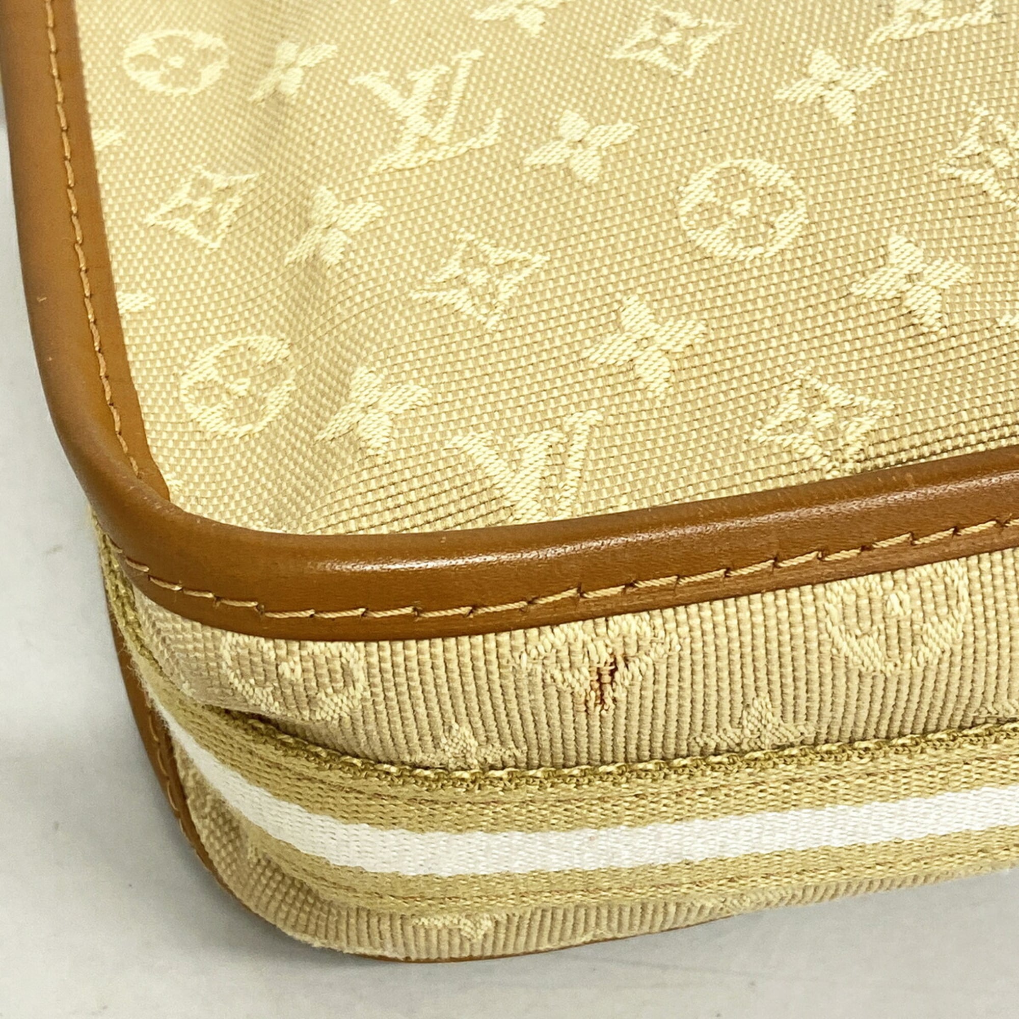Louis Vuitton Beige Shoulder Bag (Pre-Owned)