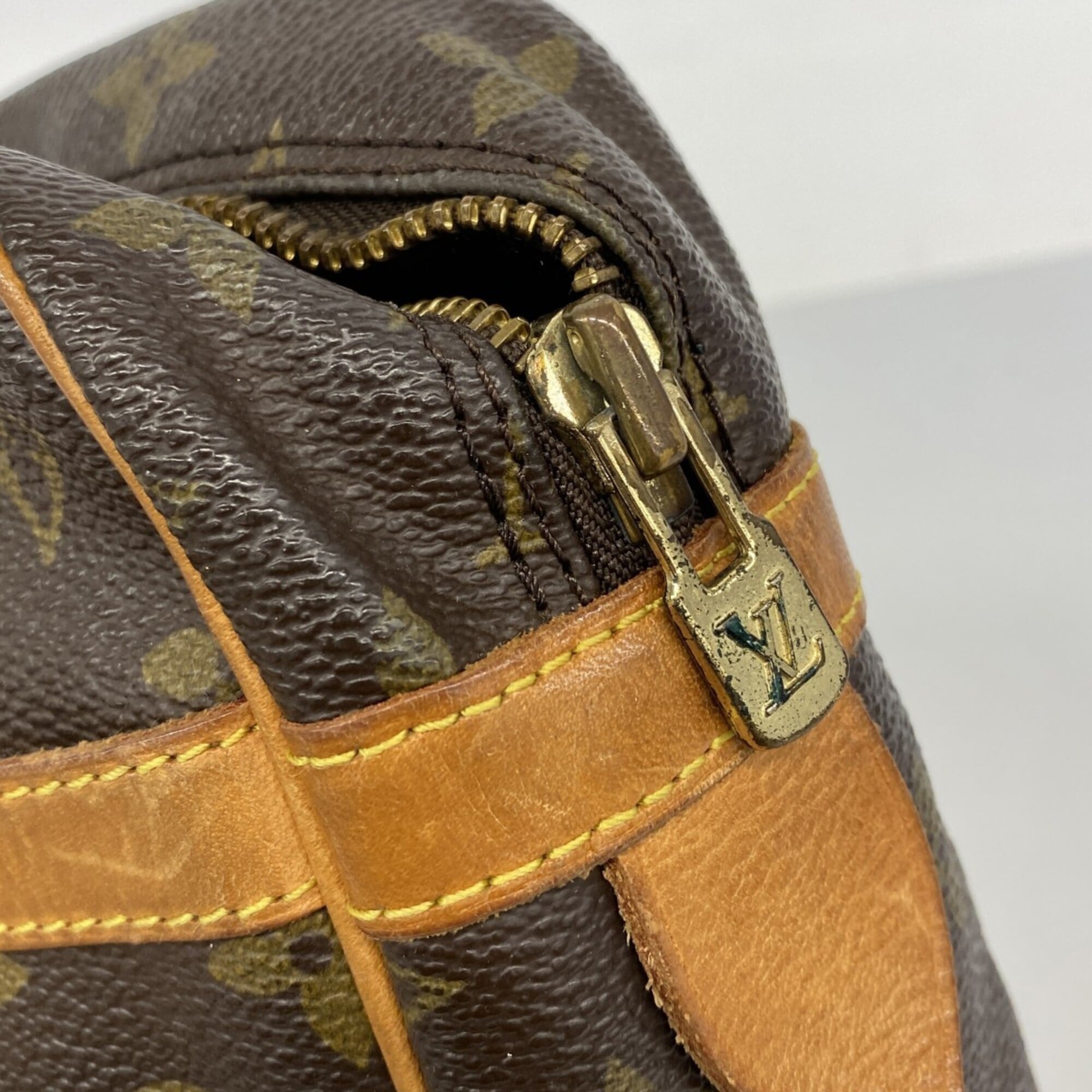 Louis Vuitton Brown Clutch Bag (Pre-Owned)