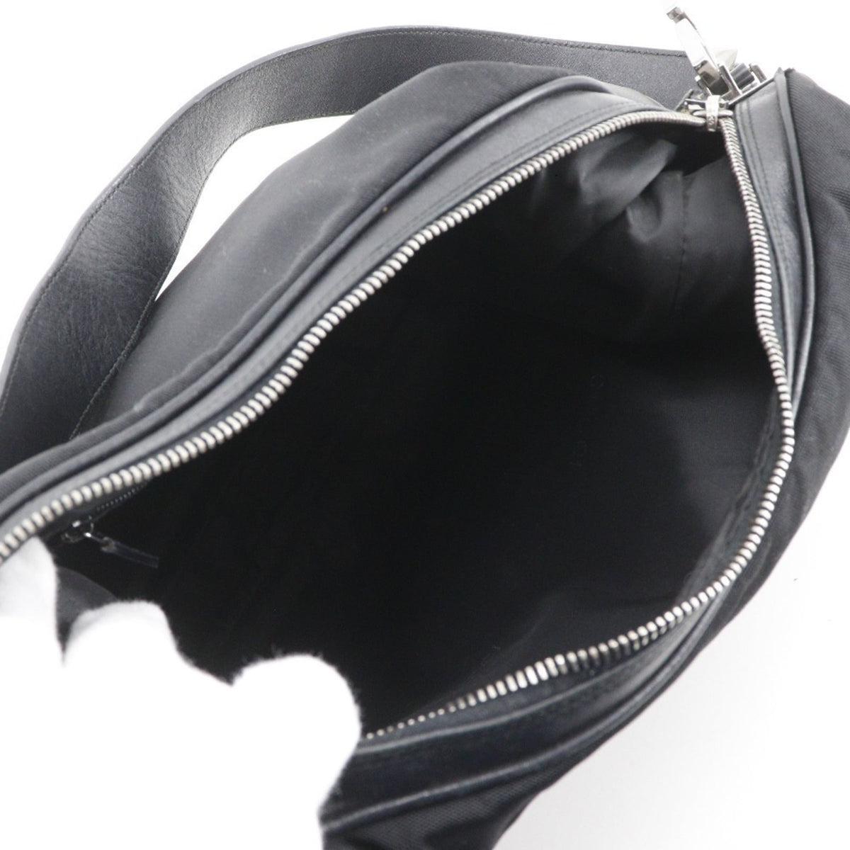 Gucci Black Nylon Canvas Shoulder Bag (Pre-Owned)