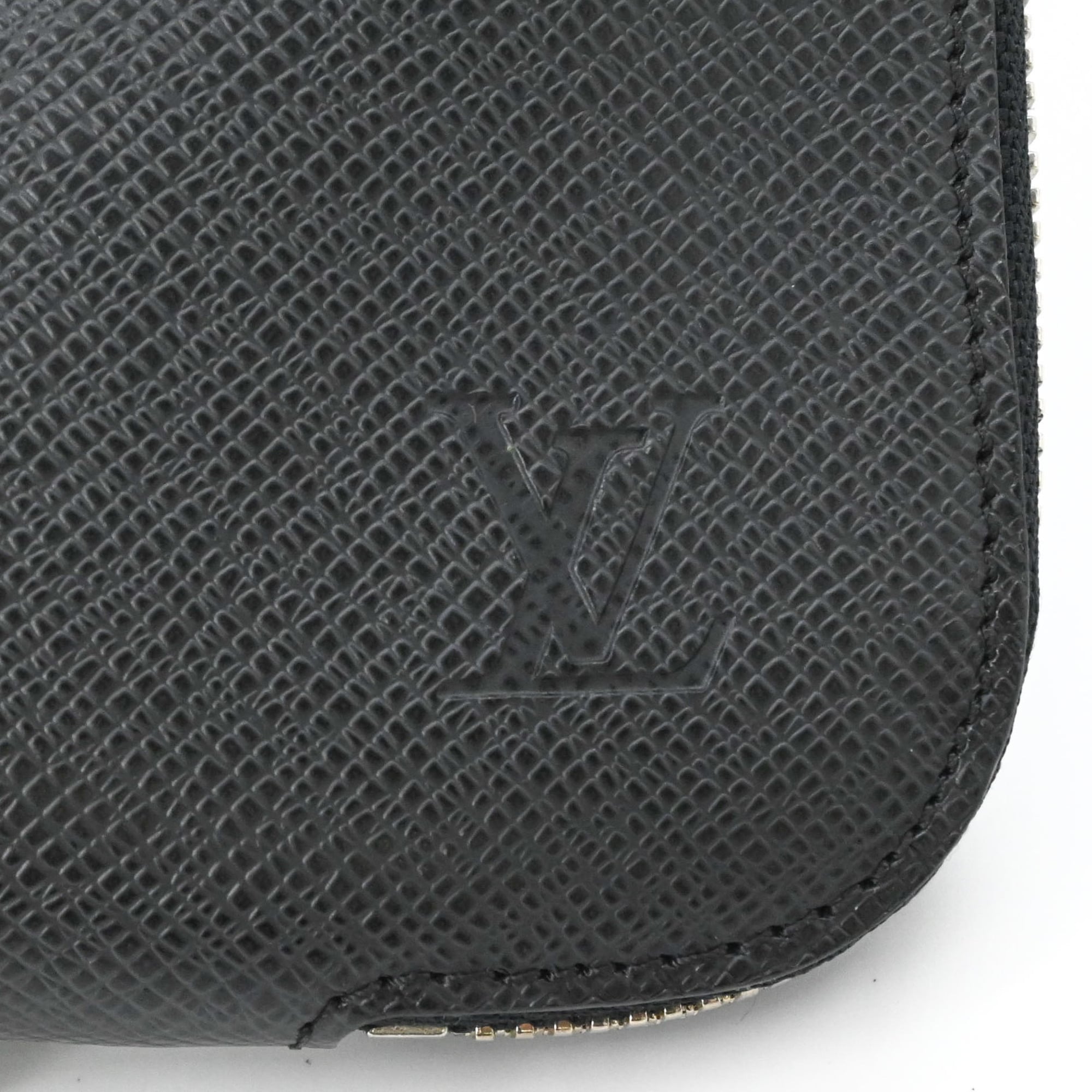 Louis Vuitton Black Taiga Leather Clutch Bag (Pre-Owned)