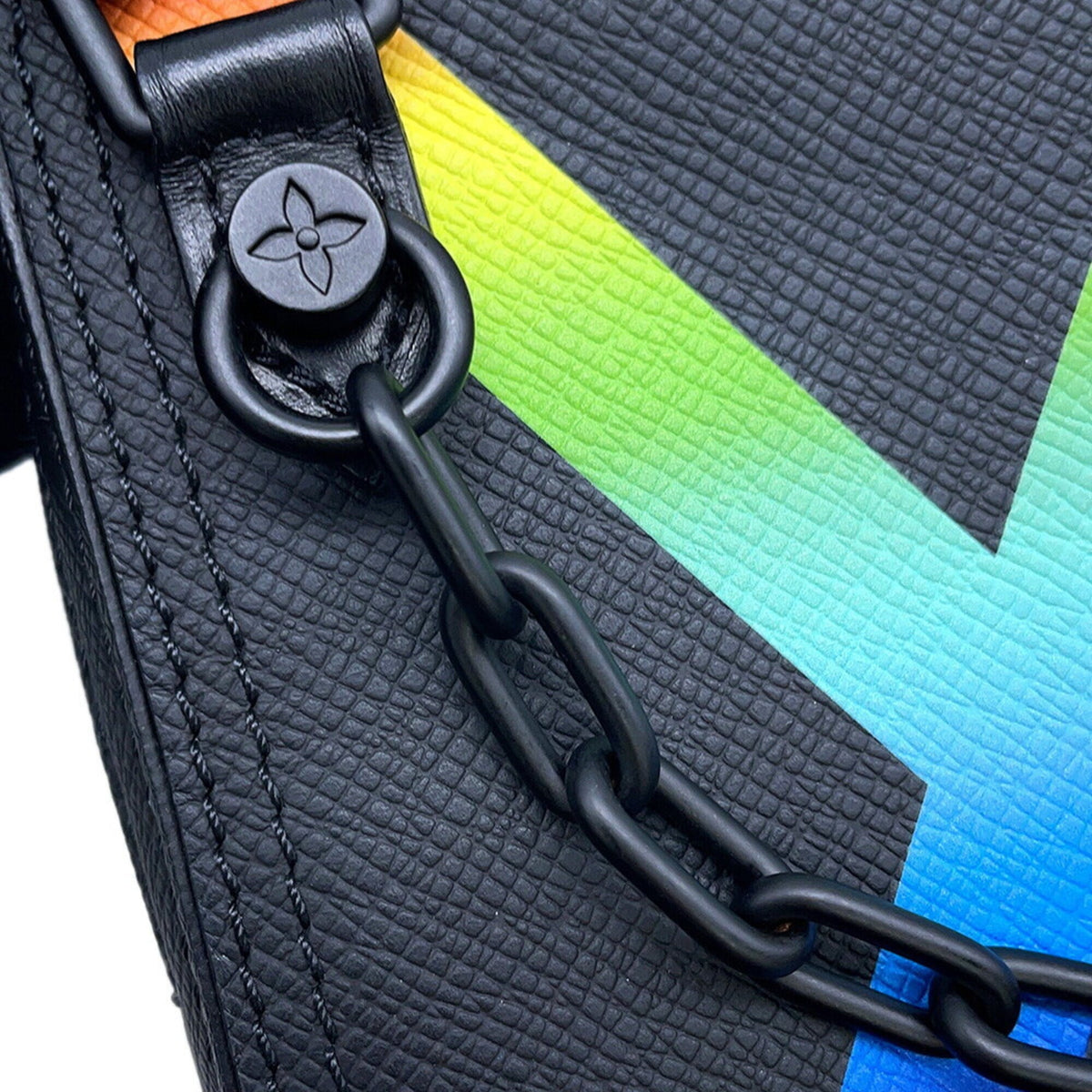 Louis Vuitton Taiga Black Noir Taiga Leather Shoulder Bag (Pre-Owned)