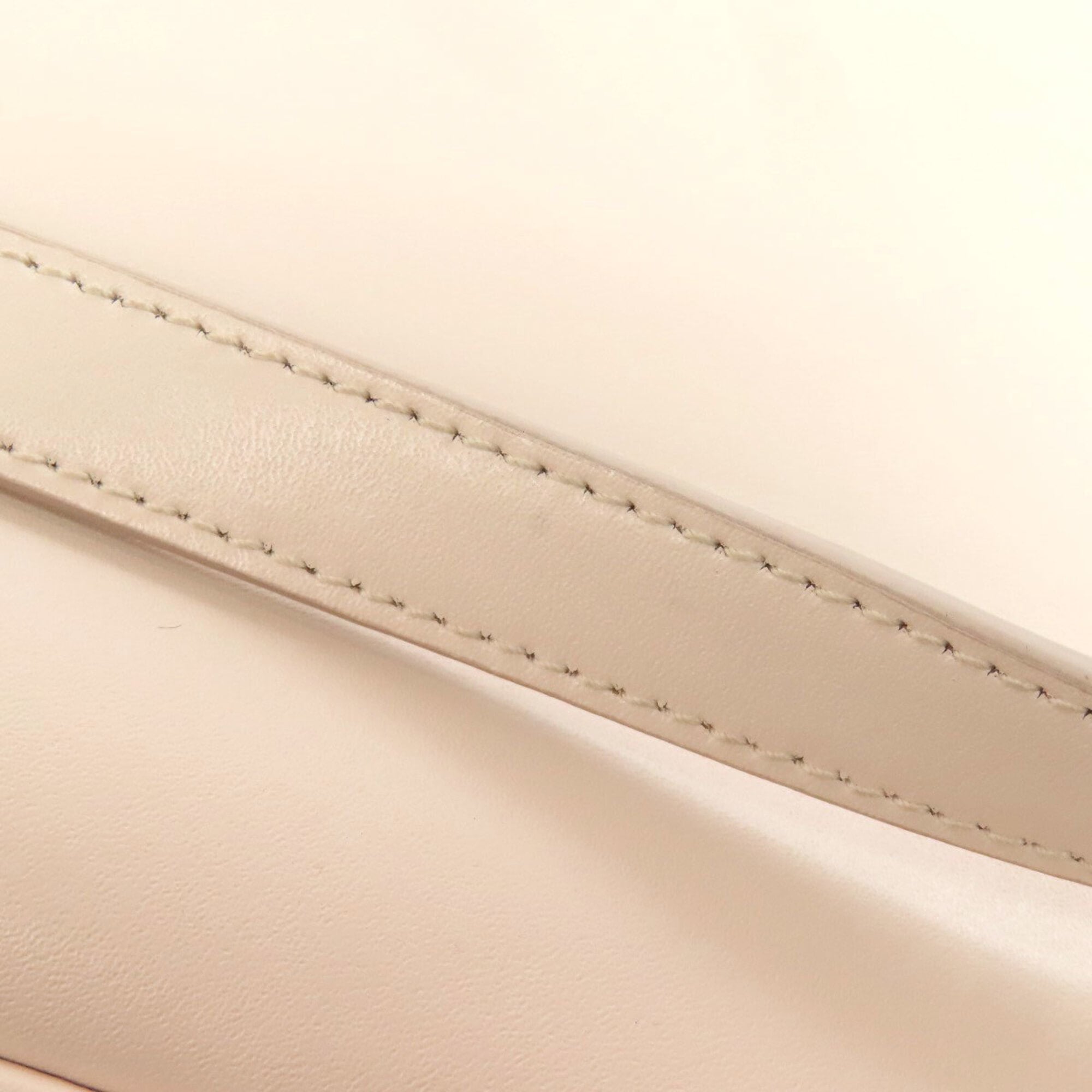 Salvatore Ferragamo Beige White Leather Shoulder Bag (Pre-Owned)