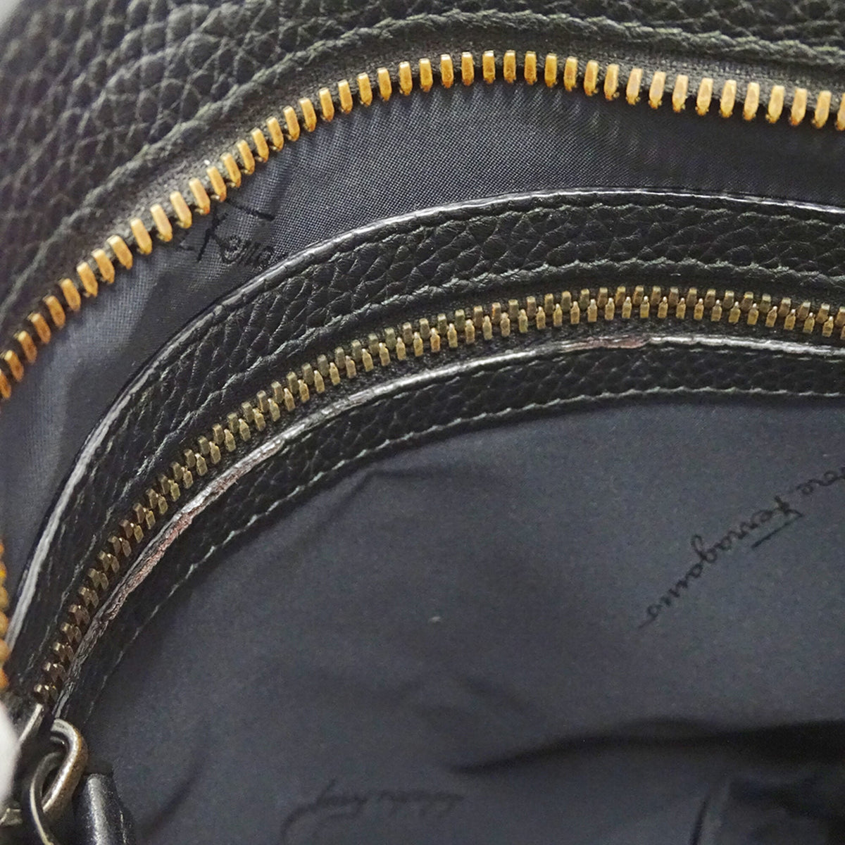 Salvatore Ferragamo Black Leather Shoulder Bag (Pre-Owned)