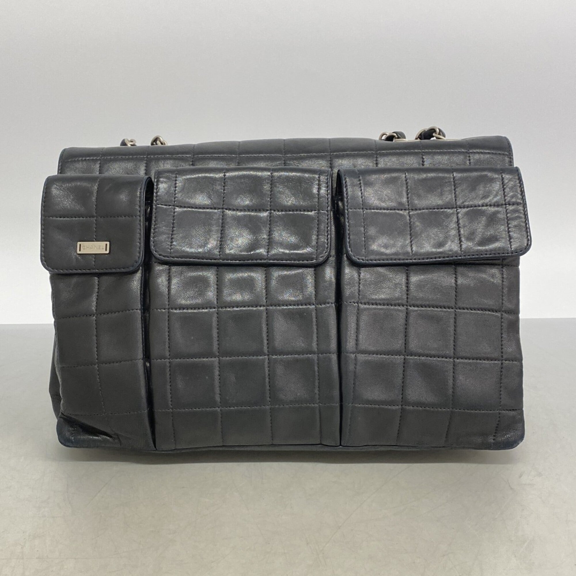Chanel Black Leather Shoulder Bag (Pre-Owned)