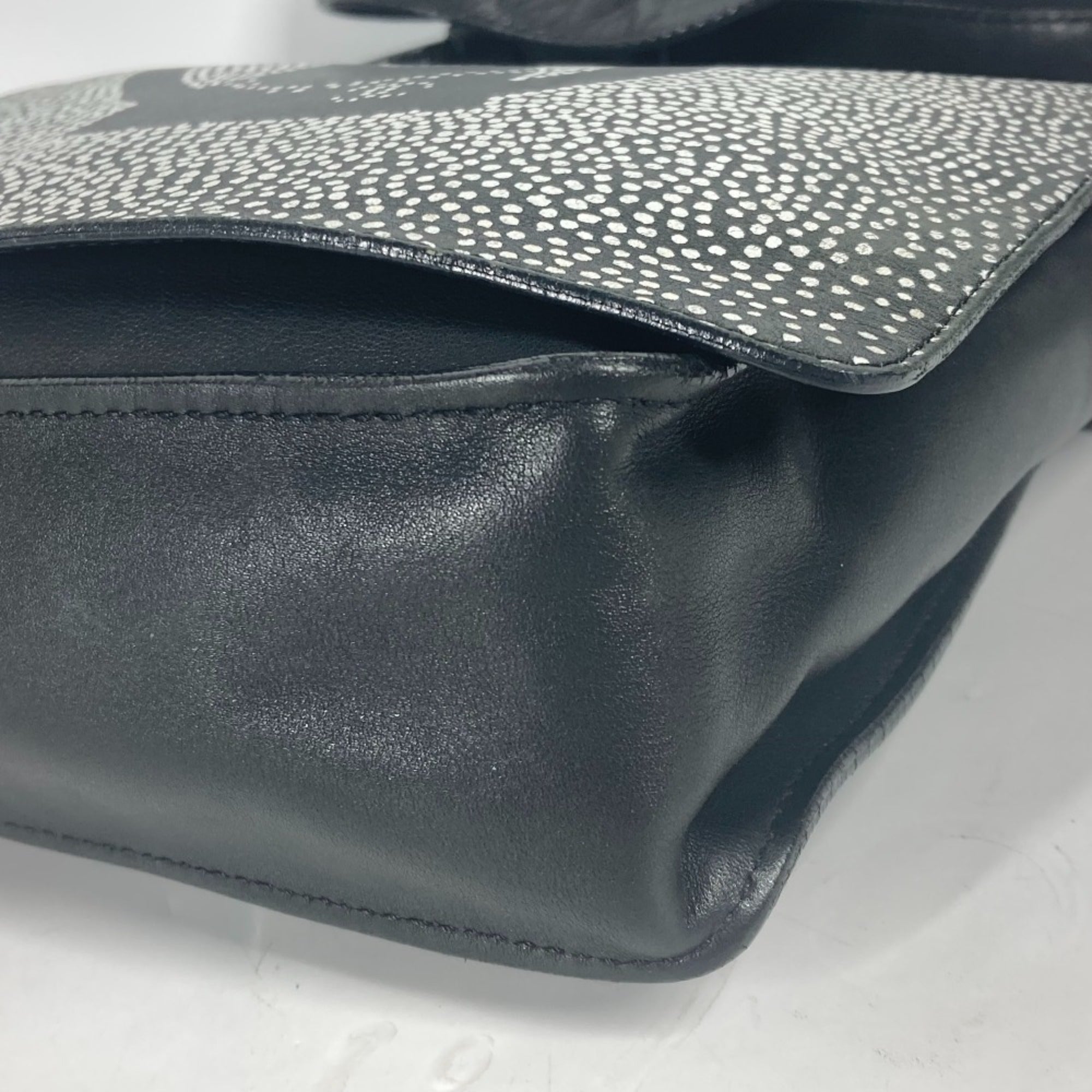 Chanel Black White Leather Shoulder Bag (Pre-Owned)
