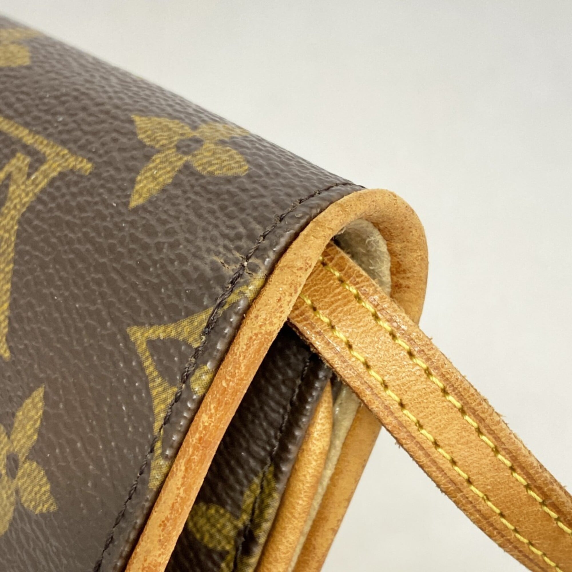Louis Vuitton Brown Shoulder Bag (Pre-Owned)