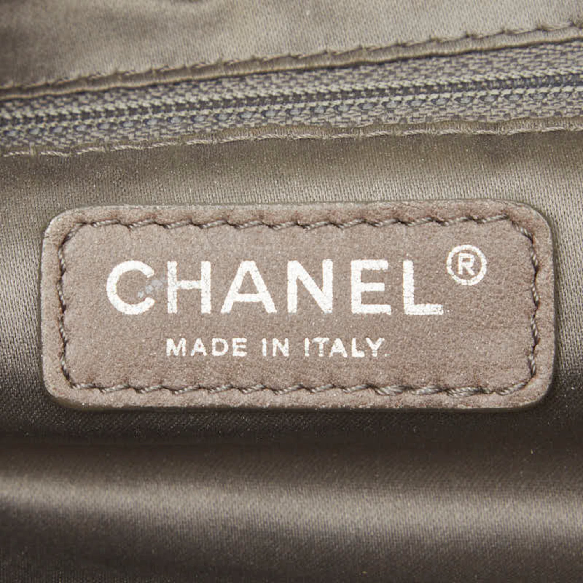 Chanel Off-White Leather Shoulder Bag (Pre-Owned)